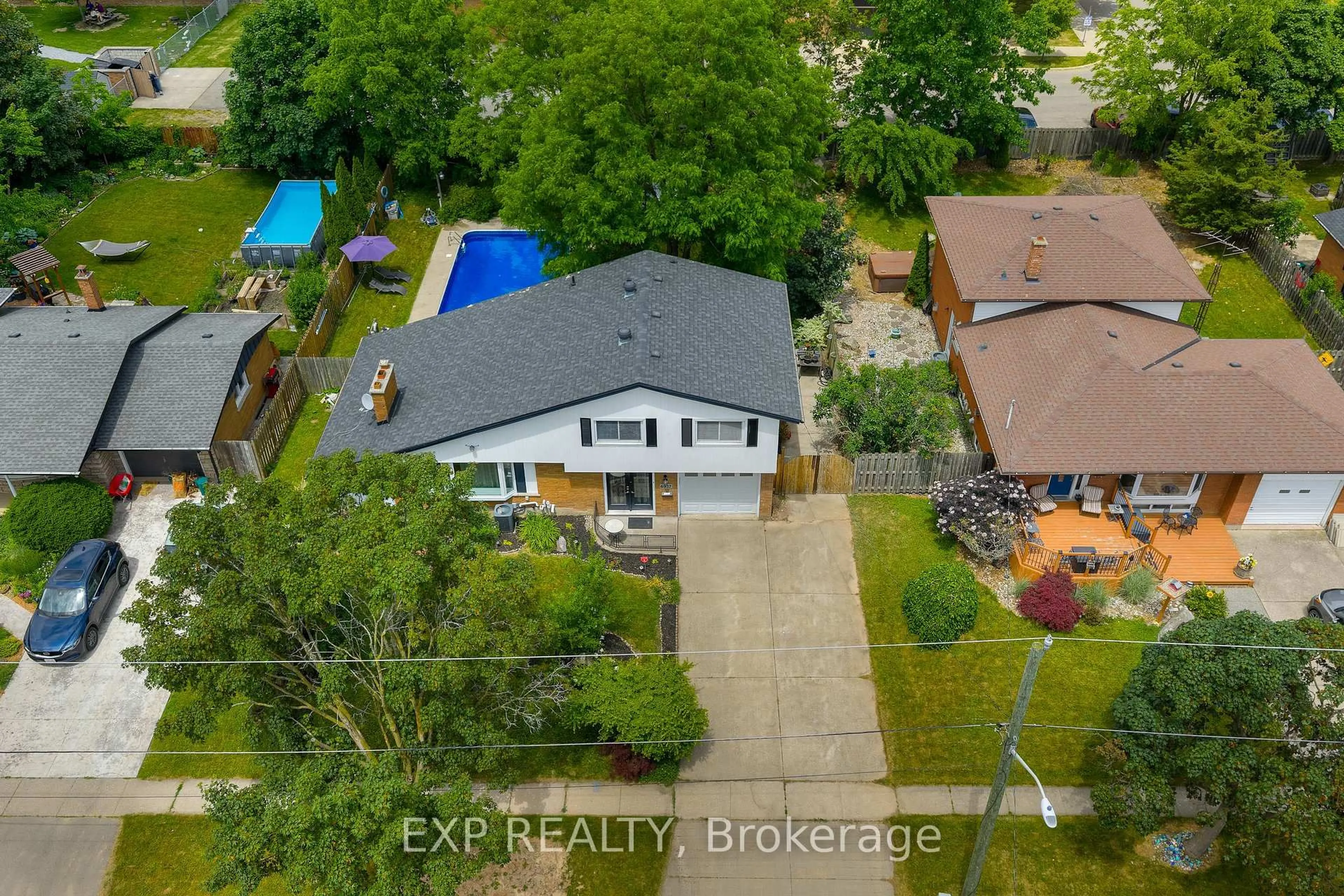 A pic from outside/outdoor area/front of a property/back of a property/a pic from drone, street for 6937 Waterloo Dr, Niagara Falls Ontario L2J 1E3