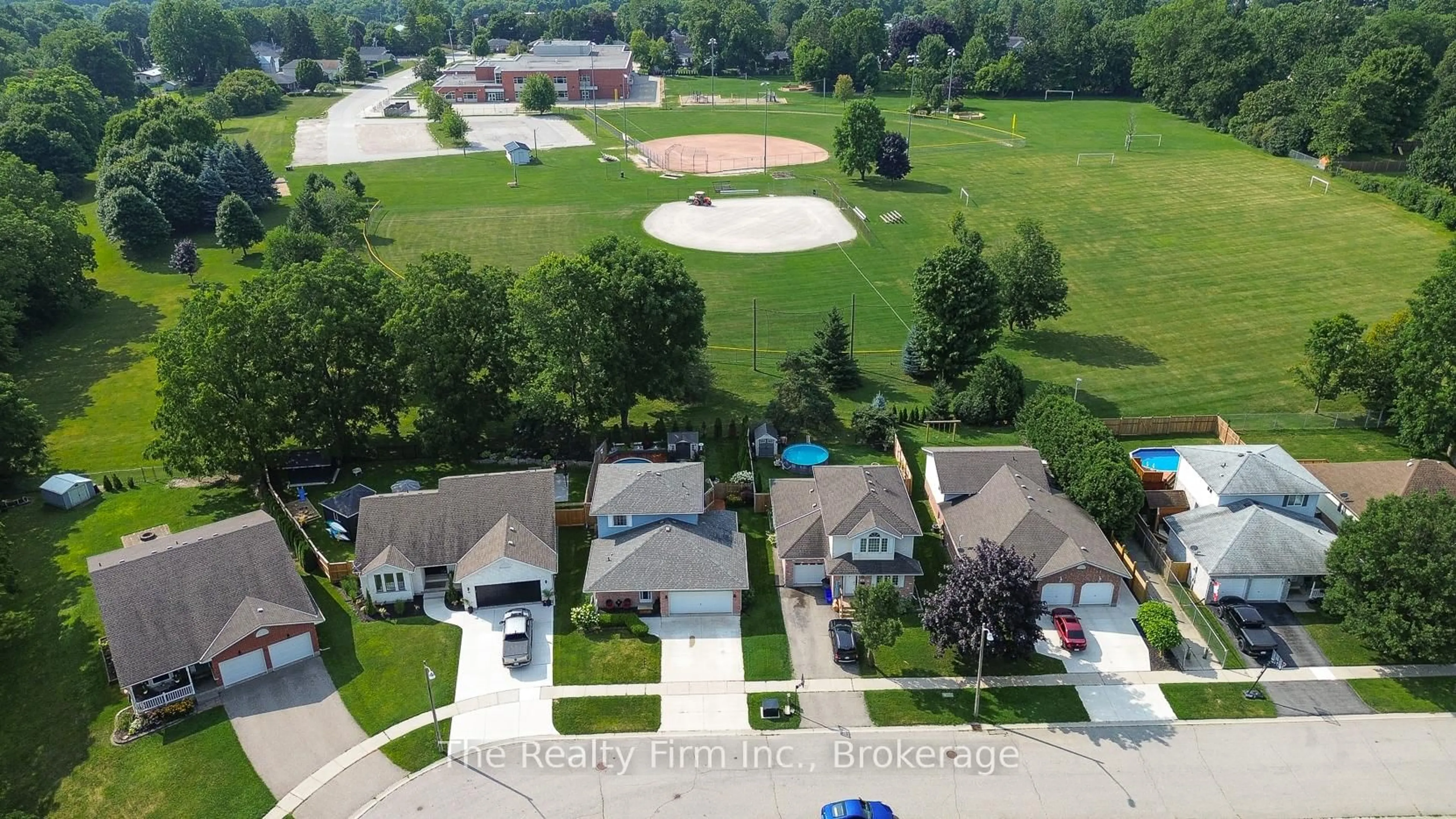 A pic from outside/outdoor area/front of a property/back of a property/a pic from drone, street for 44 Moulton Crt, Ingersoll Ontario N5C 4C4