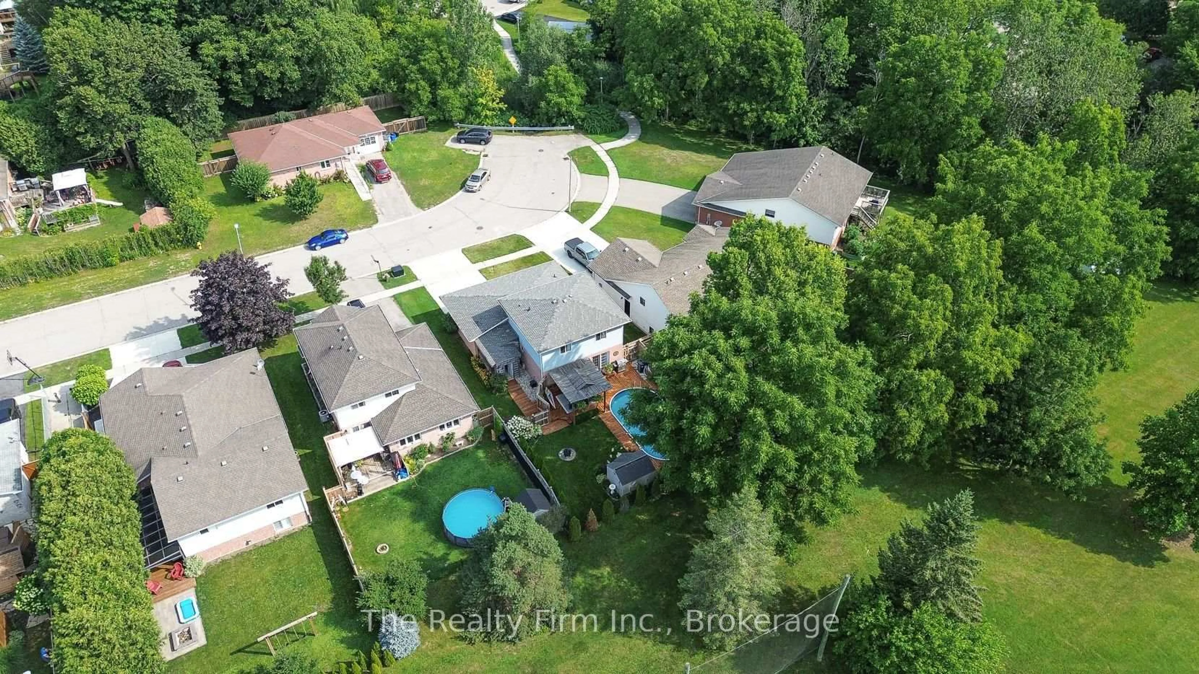 A pic from outside/outdoor area/front of a property/back of a property/a pic from drone, street for 44 Moulton Crt, Ingersoll Ontario N5C 4C4