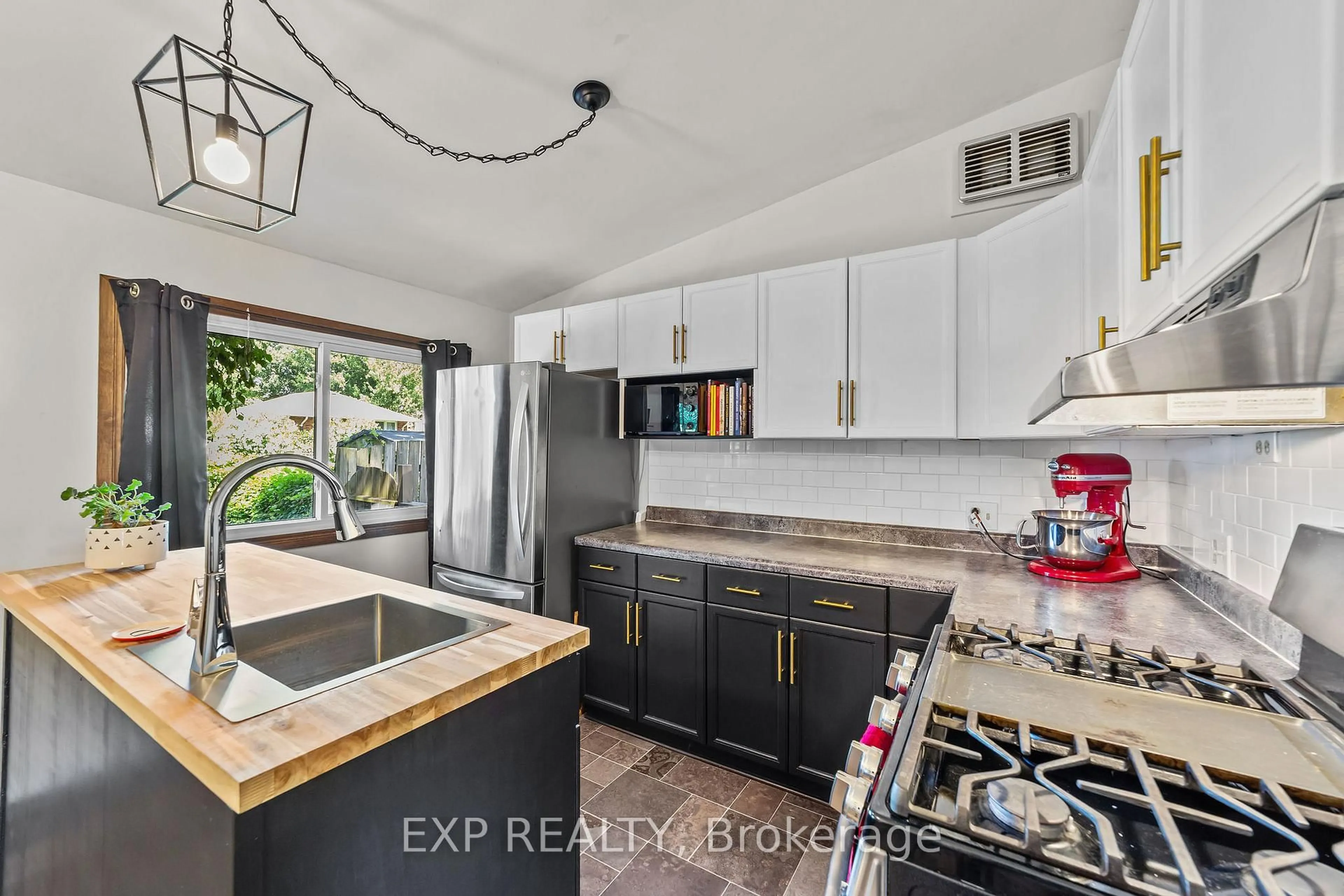 Open concept kitchen, ceramic/tile floor for 807 CAMBRIDGE St, Woodstock Ontario N4S 4V8