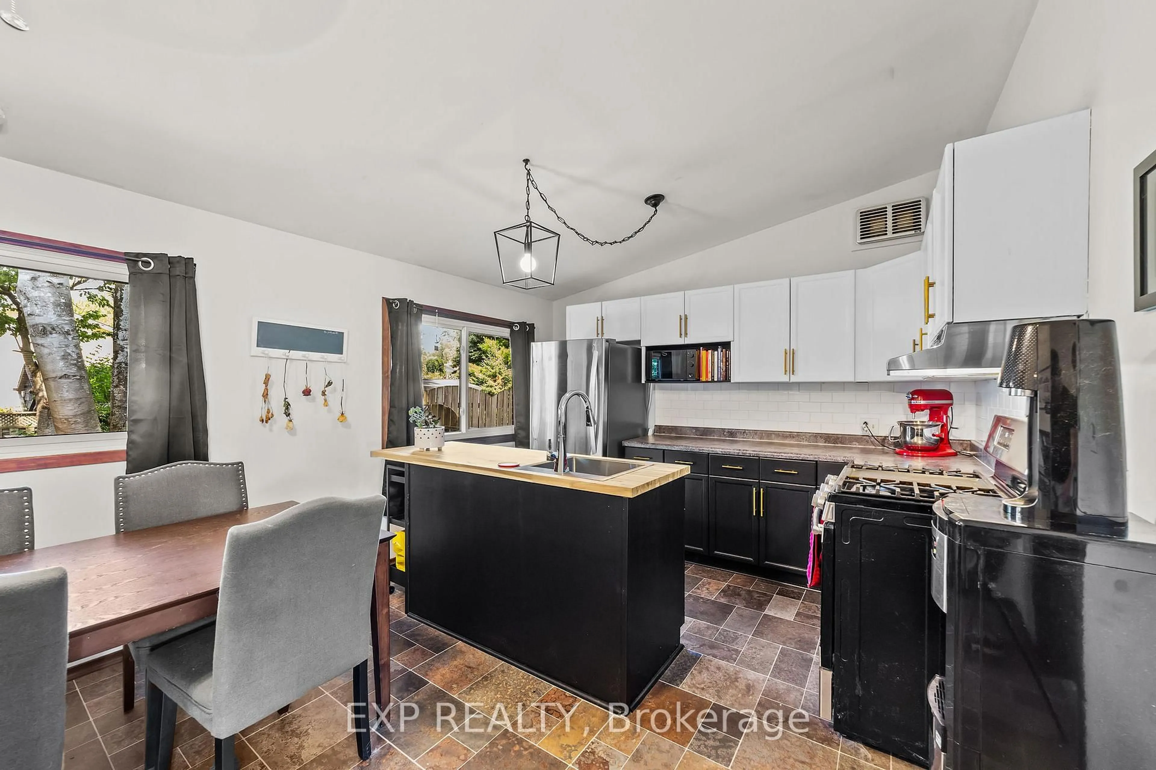 Open concept kitchen, ceramic/tile floor for 807 CAMBRIDGE St, Woodstock Ontario N4S 4V8