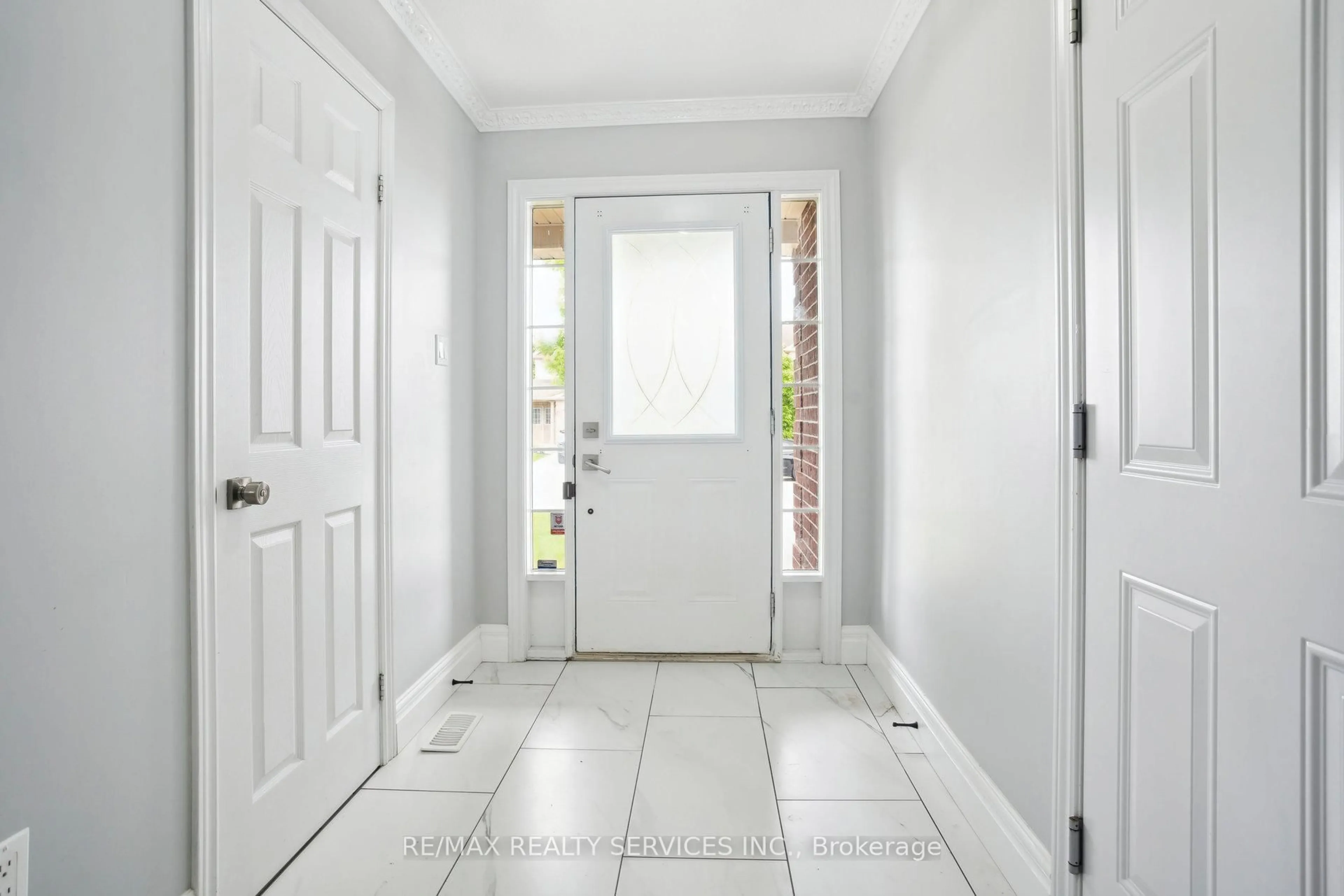 Indoor entryway for 1182 Silverfox Dr, London North Ontario N6G 0C8