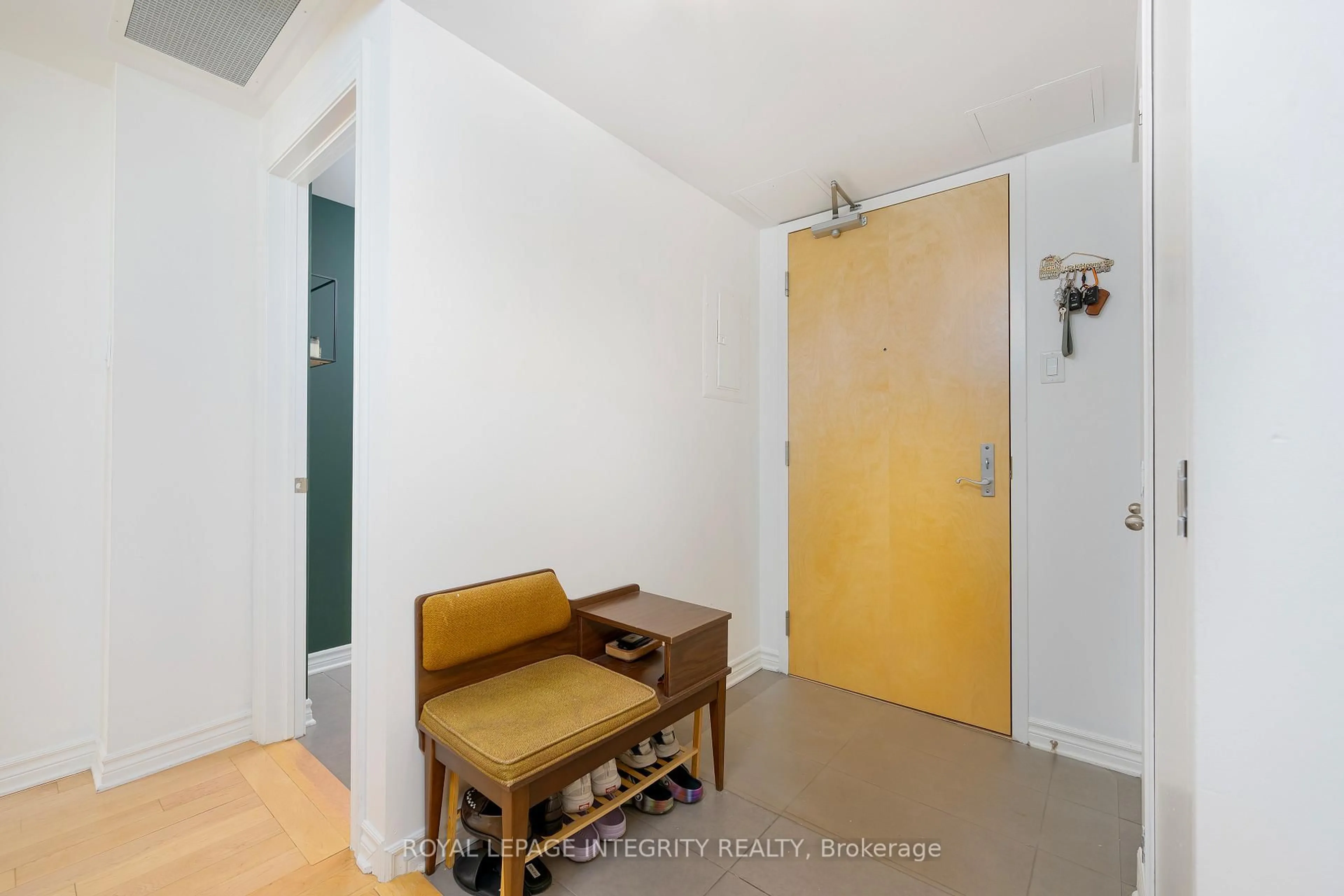 Indoor entryway for 250 Lett St #206, Ottawa Ontario K1R 0A8