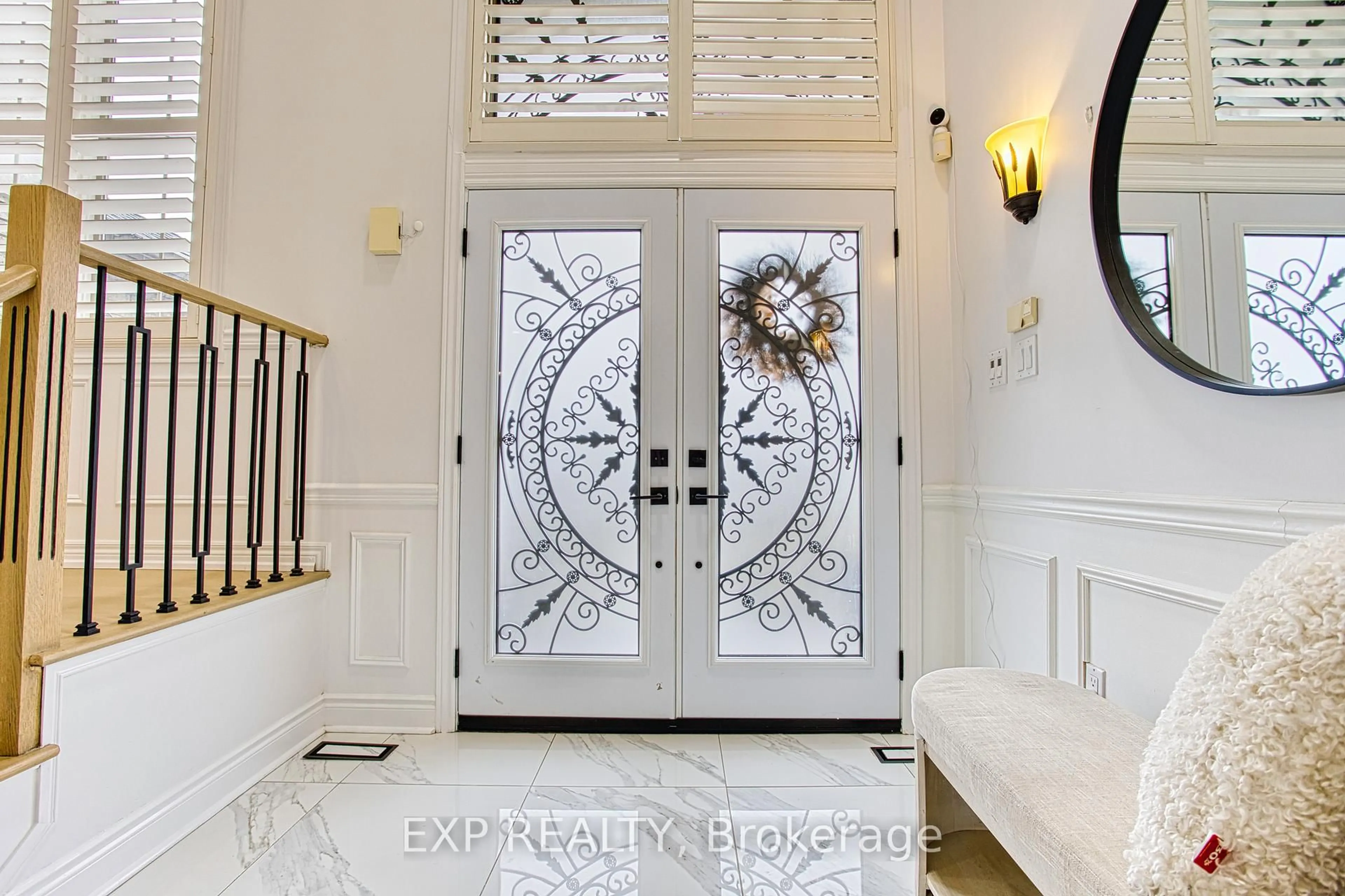 Indoor entryway for 50 Tuscani Dr, Hamilton Ontario L8E 5W4