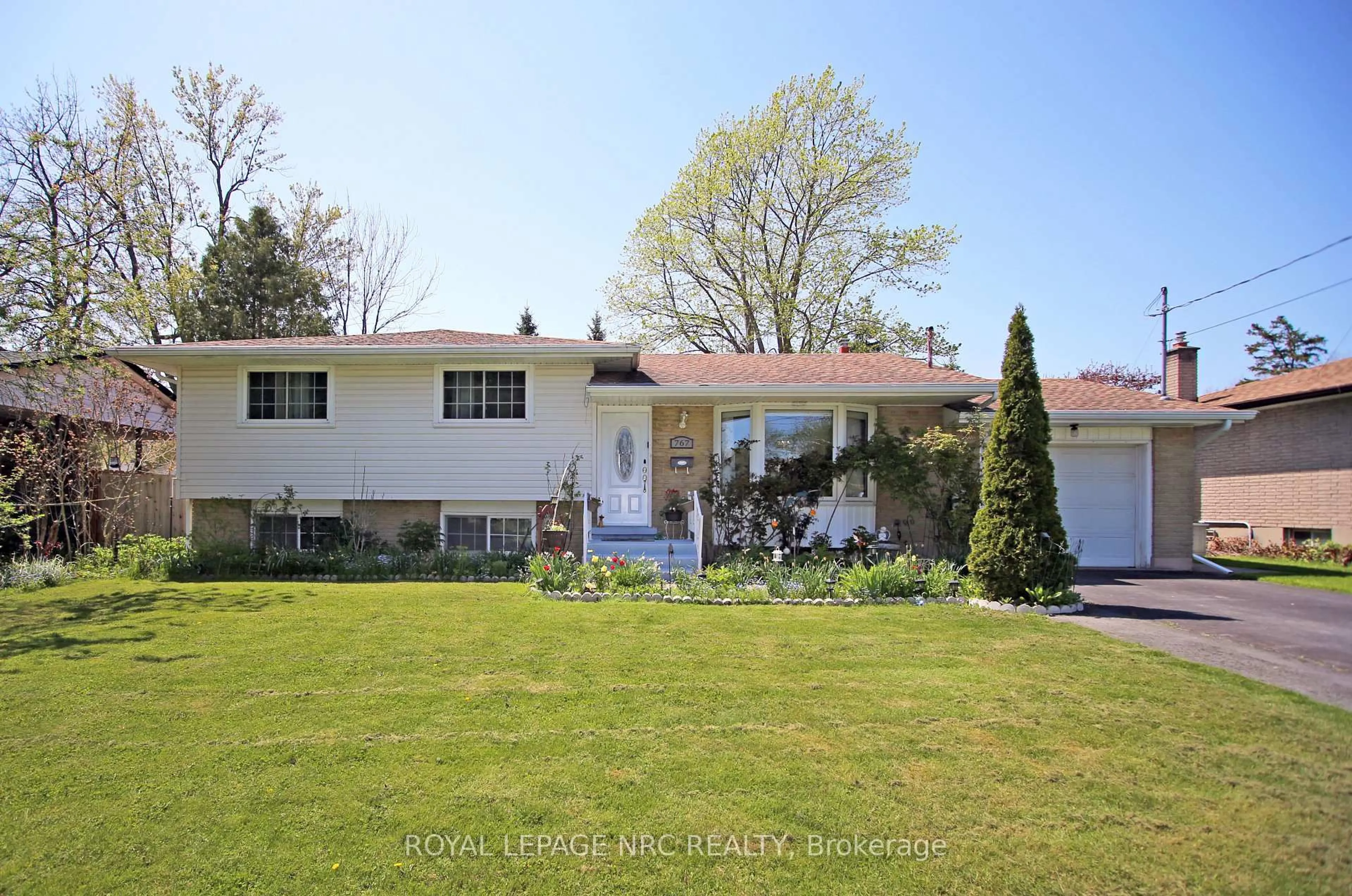 Home with vinyl exterior material, street for 767 PARKDALE Ave, Fort Erie Ontario L2A 5B7