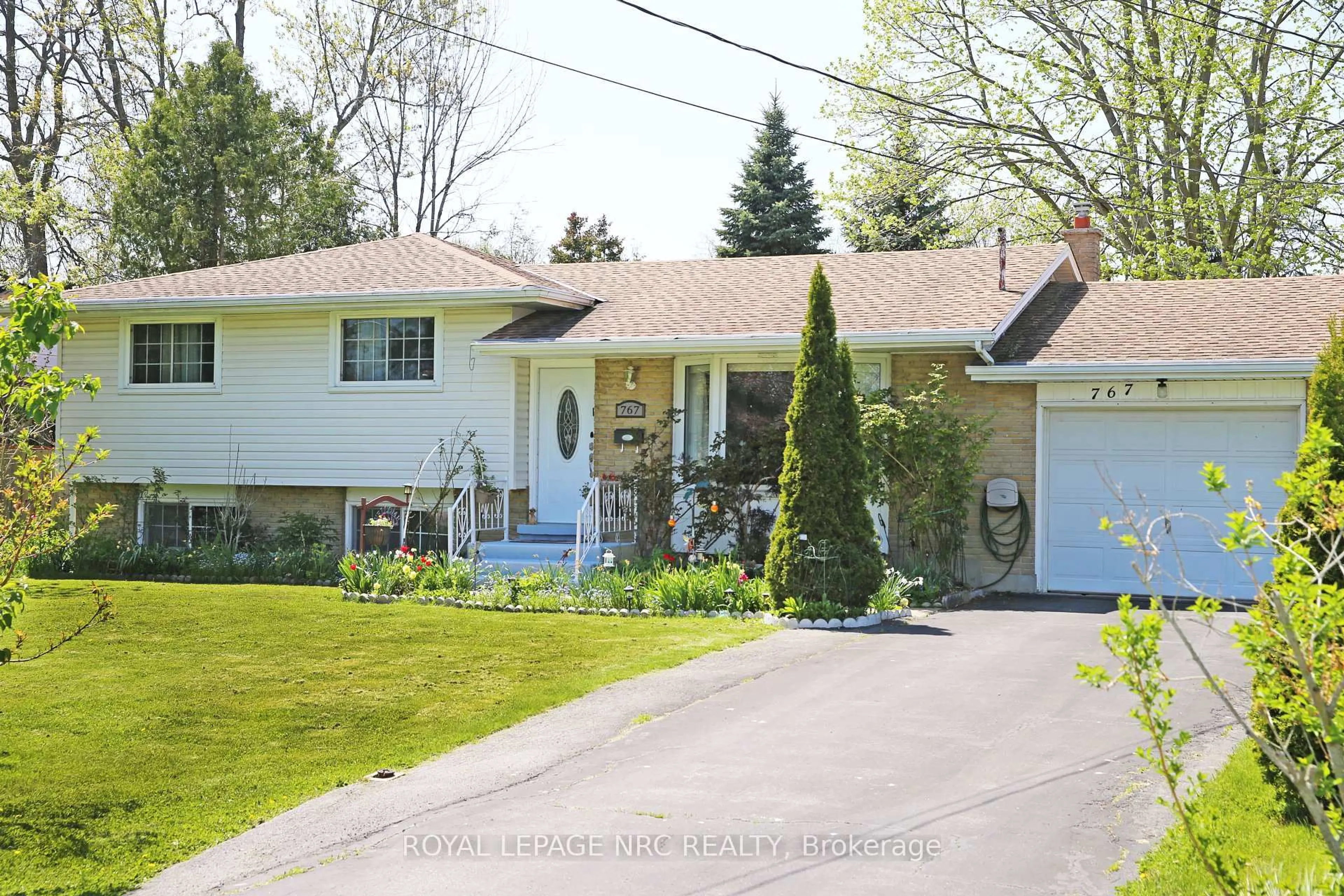 Home with vinyl exterior material, street for 767 PARKDALE Ave, Fort Erie Ontario L2A 5B7