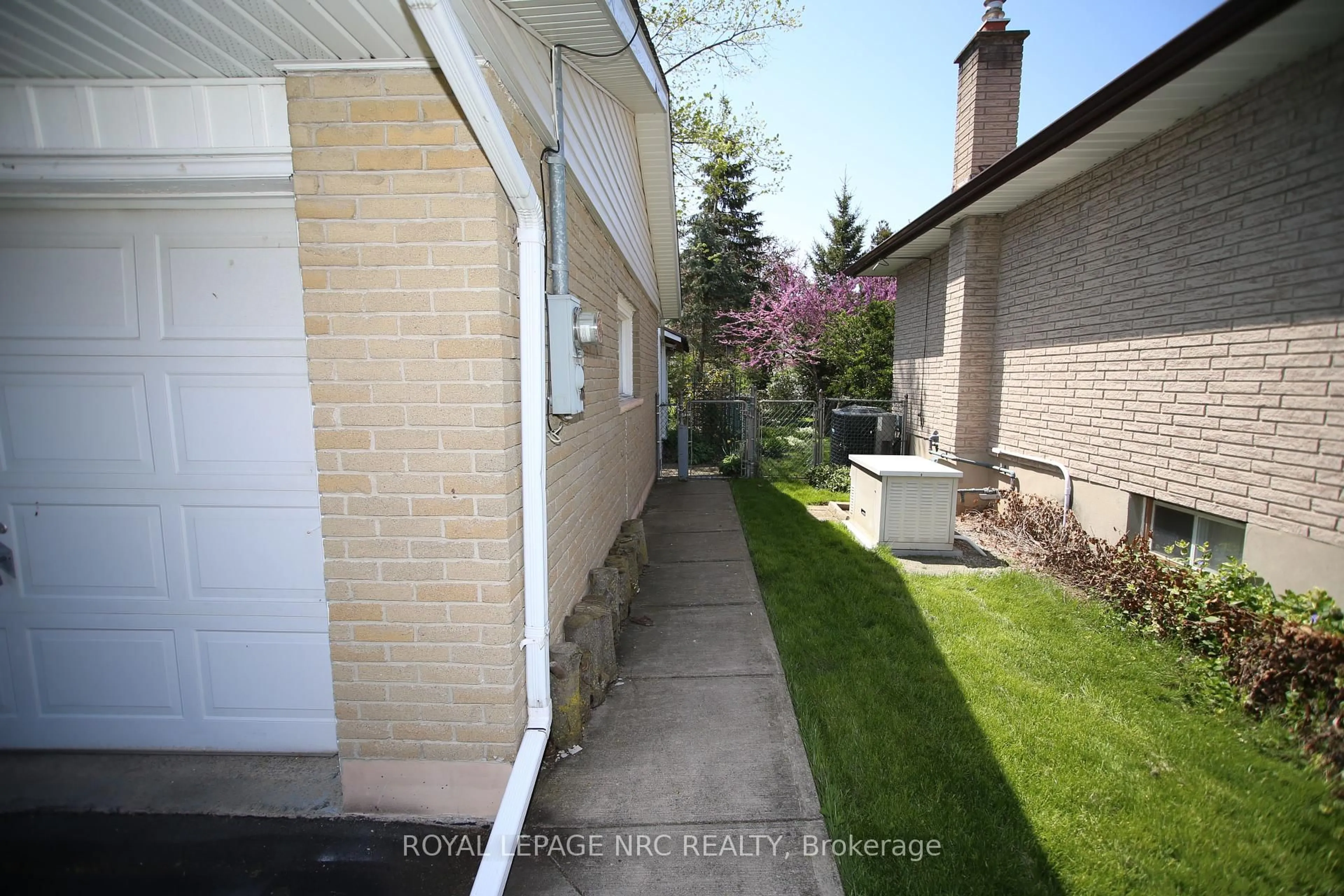 Patio, street for 767 PARKDALE Ave, Fort Erie Ontario L2A 5B7