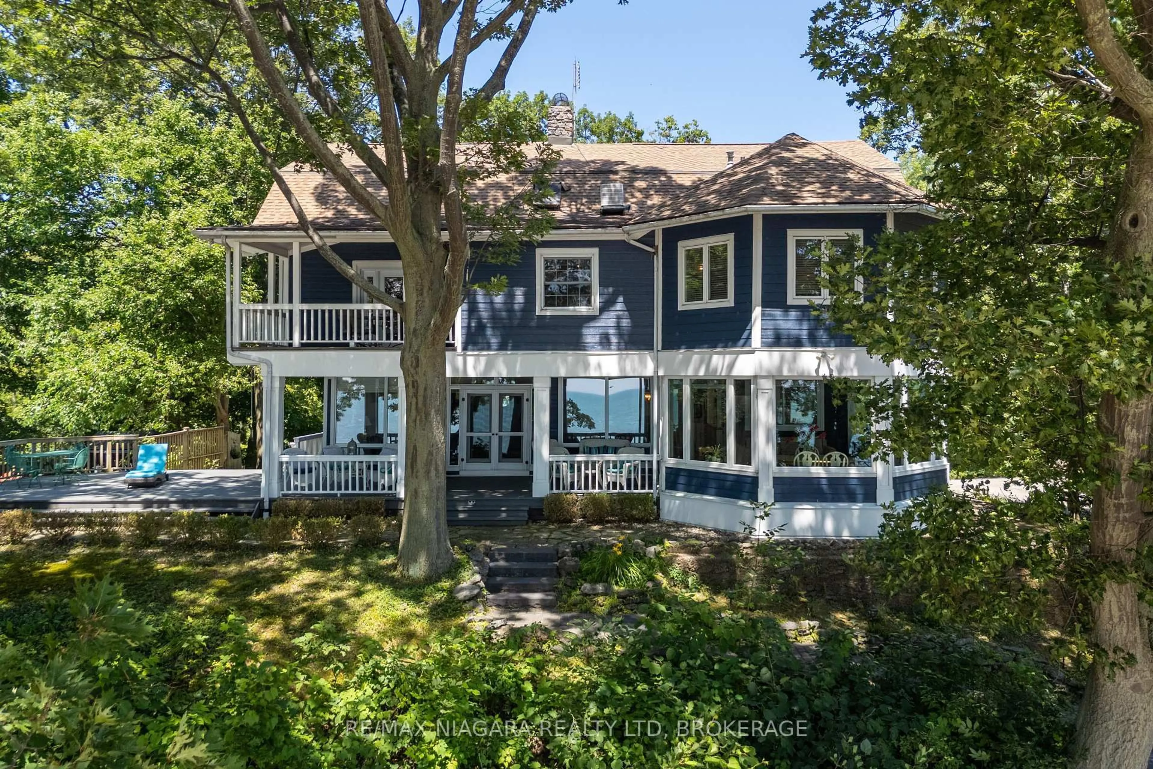 Home with vinyl exterior material, water/lake/river/ocean view for 1661 MacDonald Dr, Fort Erie Ontario L2A 5M4