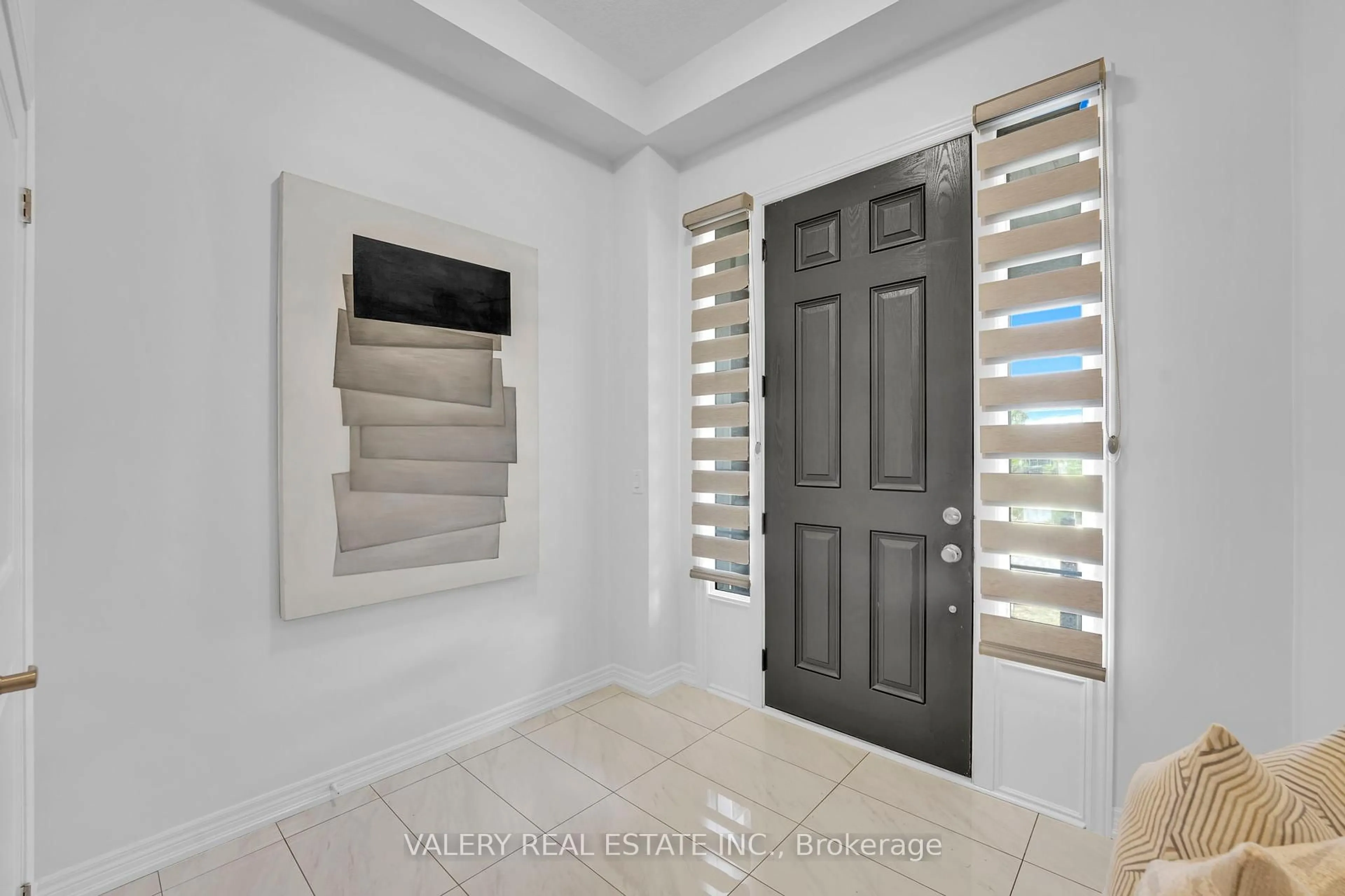 Indoor entryway for 14 Grassbourne Ave, Kitchener Ontario N2R 0R1