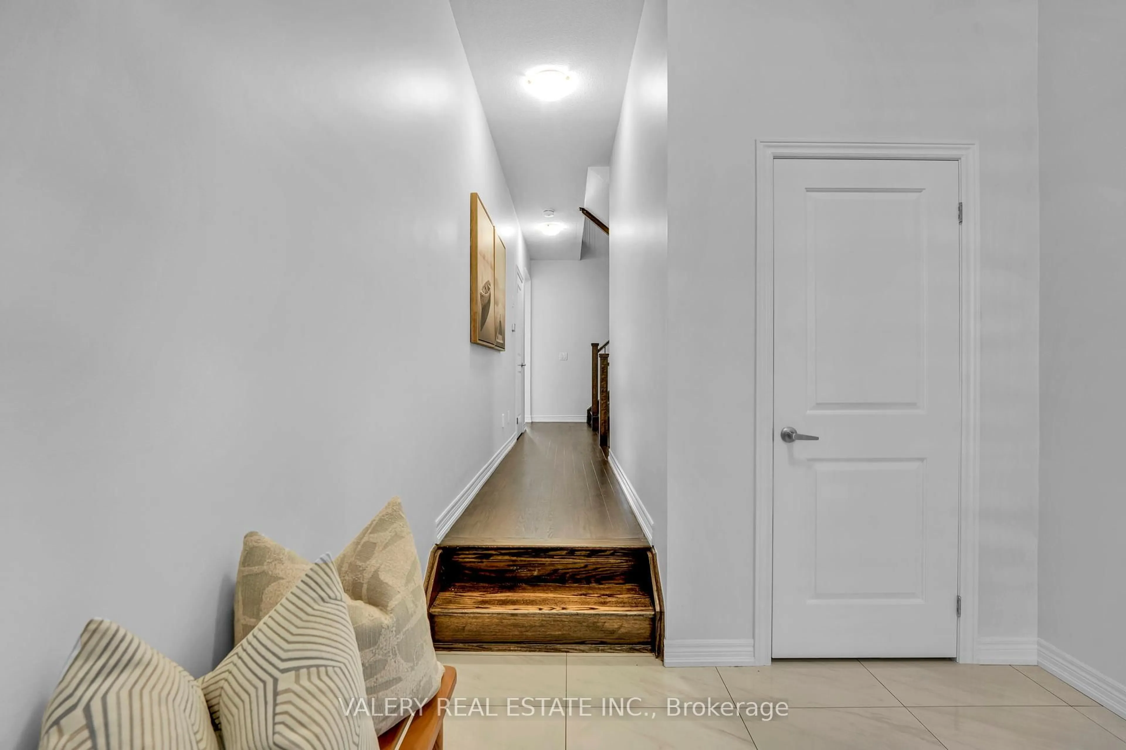 Indoor entryway for 14 Grassbourne Ave, Kitchener Ontario N2R 0R1