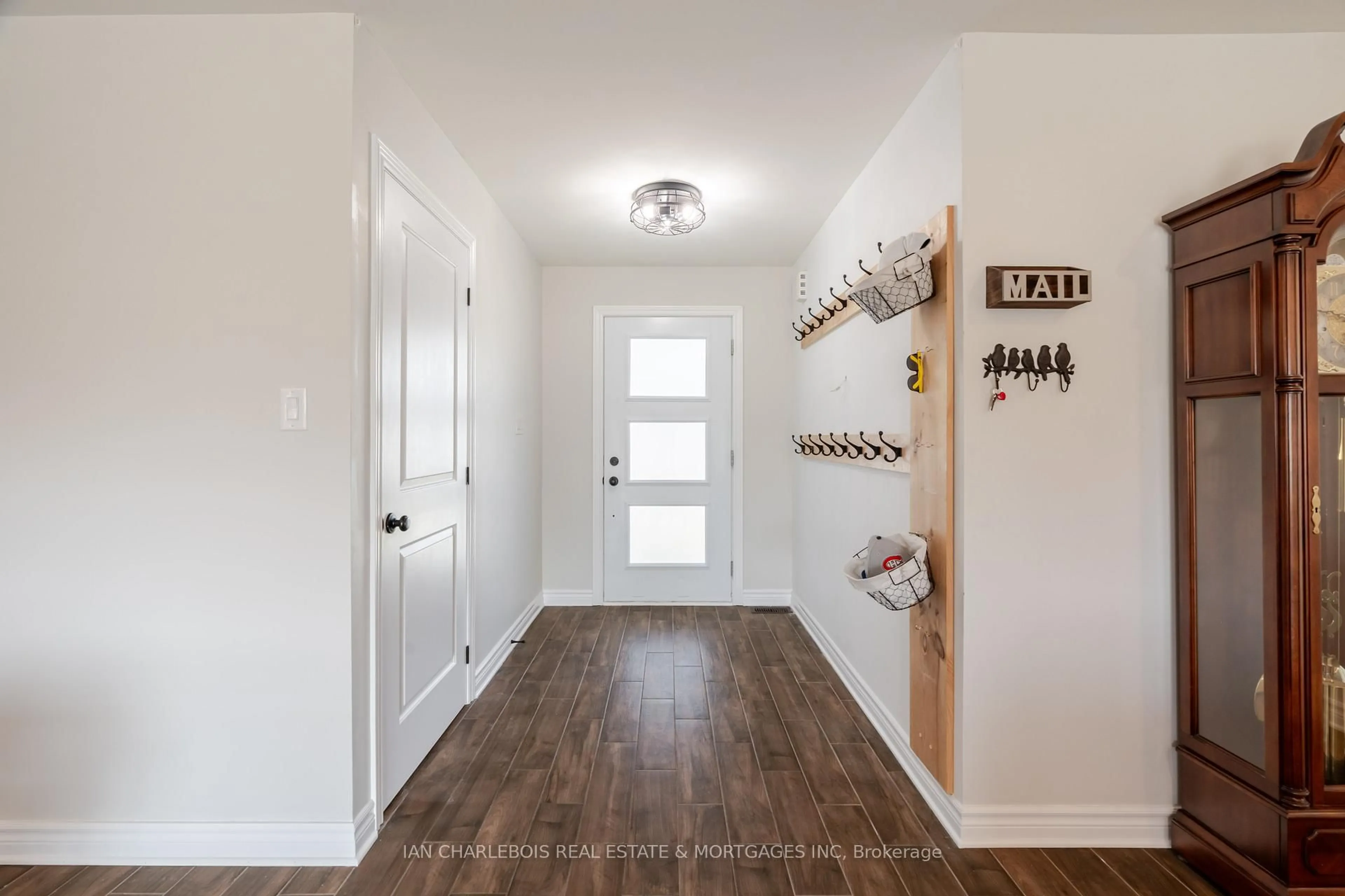 Indoor entryway for 172 Roxanne St, Clarence-Rockland Ontario K0A 1N0