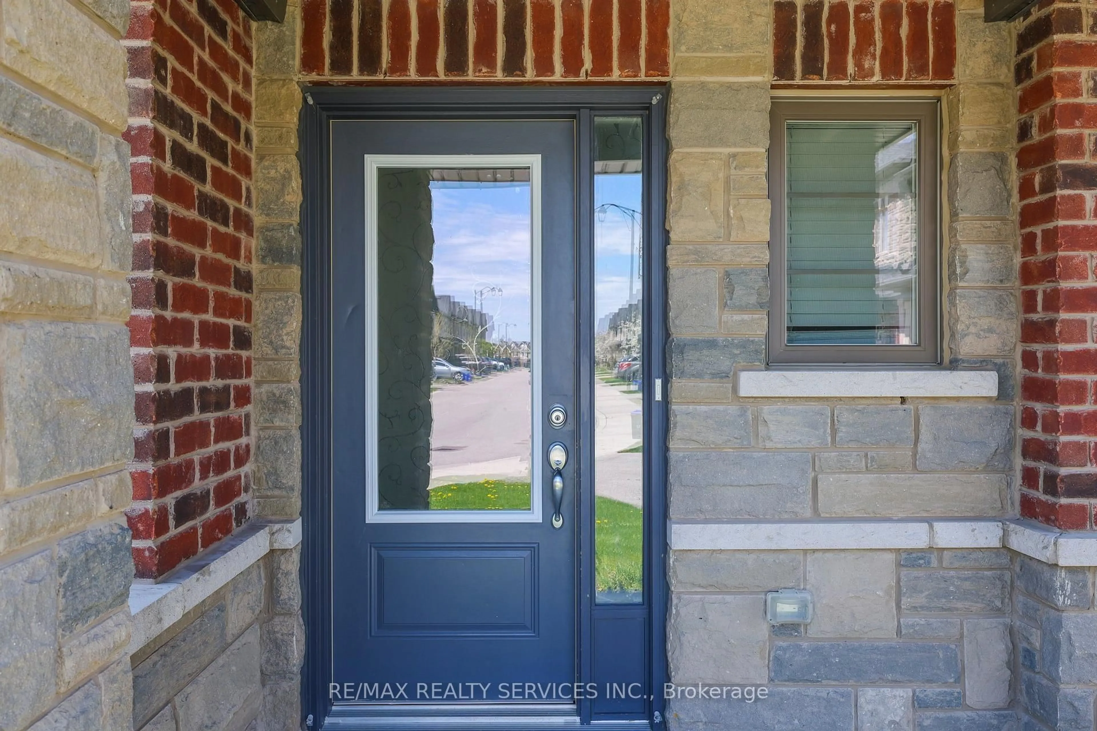 Indoor entryway for 324 Equestrian Way #13, Cambridge Ontario N3E 0E2