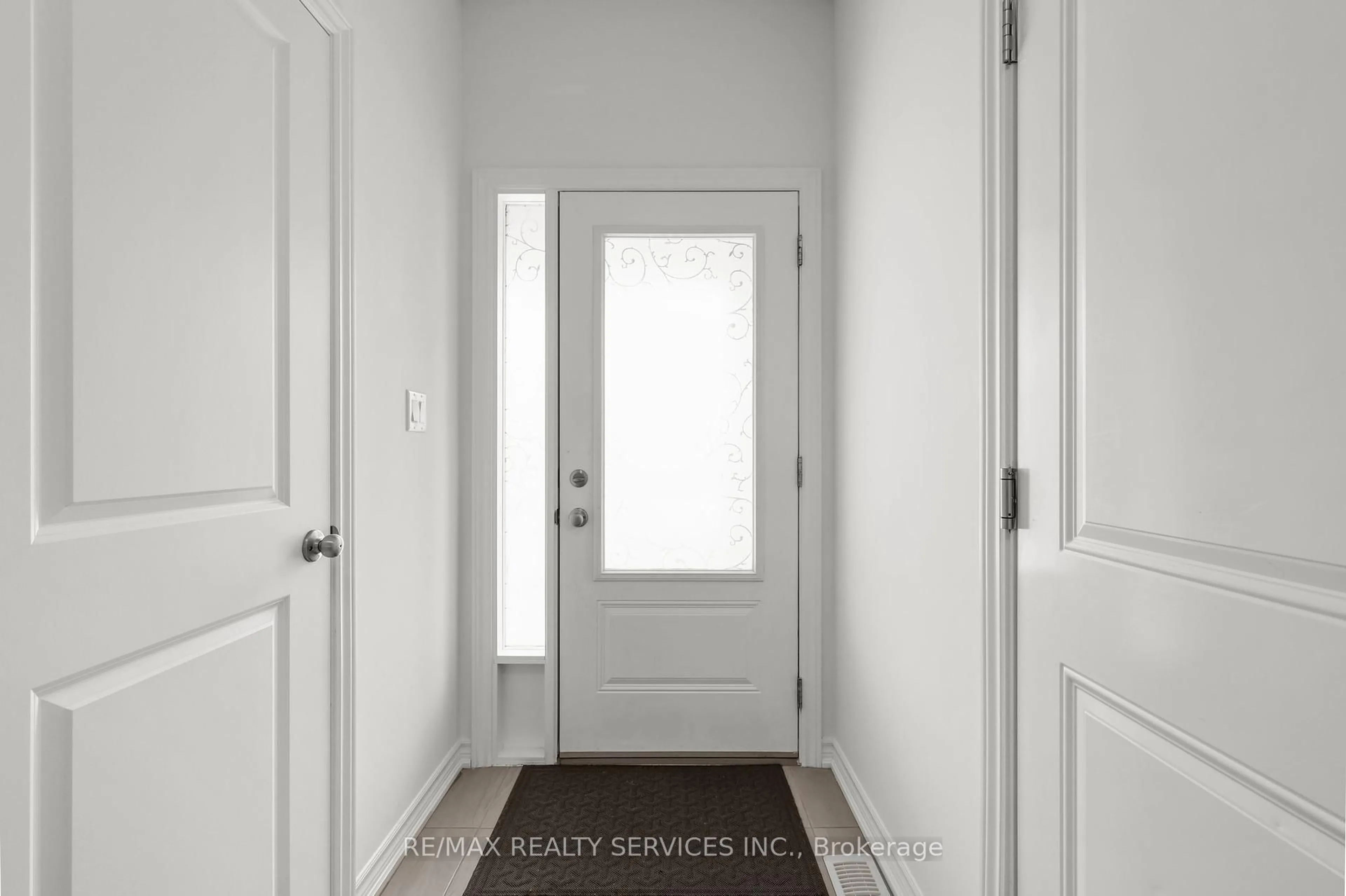Indoor entryway for 324 Equestrian Way #13, Cambridge Ontario N3E 0E2