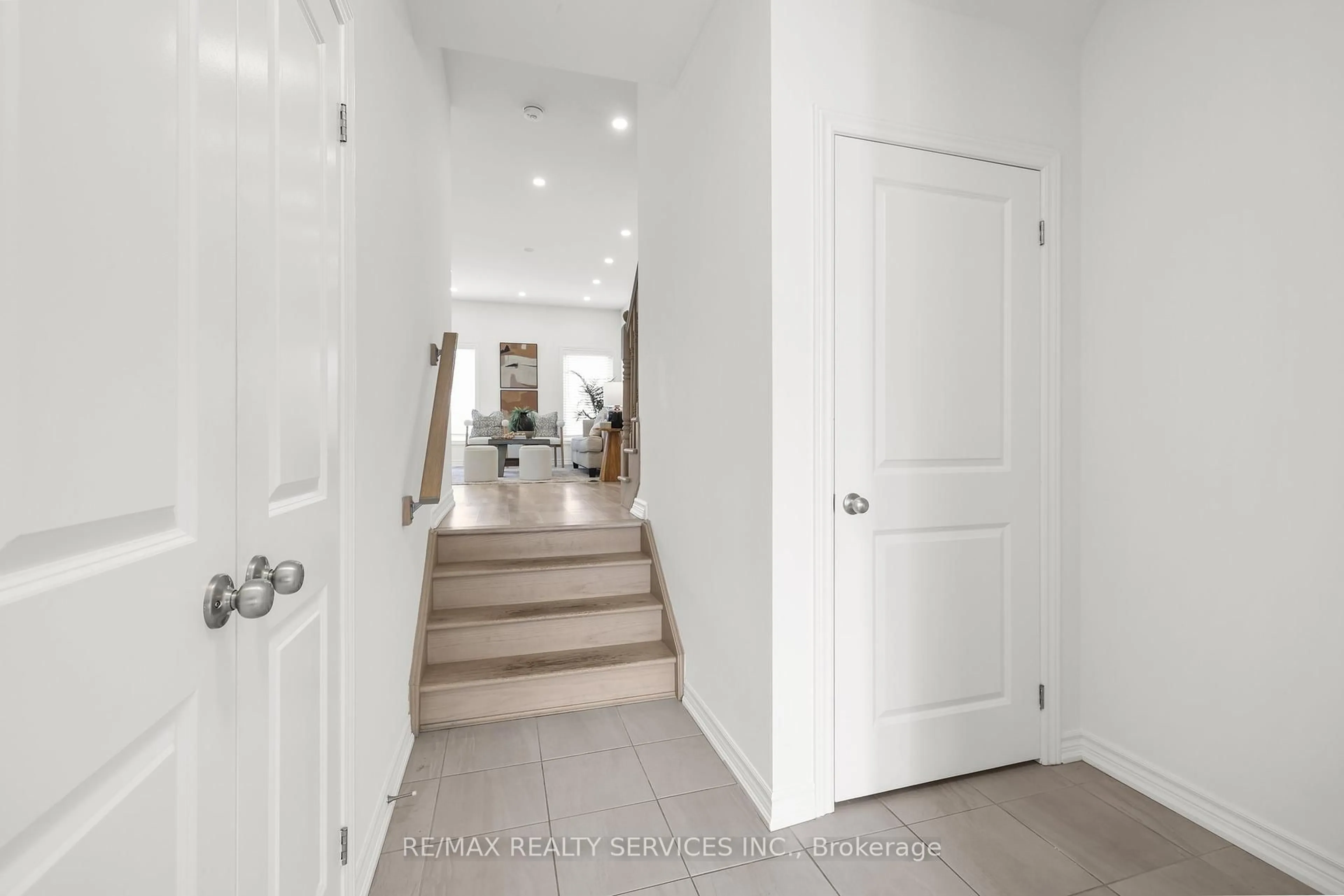 Indoor entryway for 324 Equestrian Way #13, Cambridge Ontario N3E 0E2