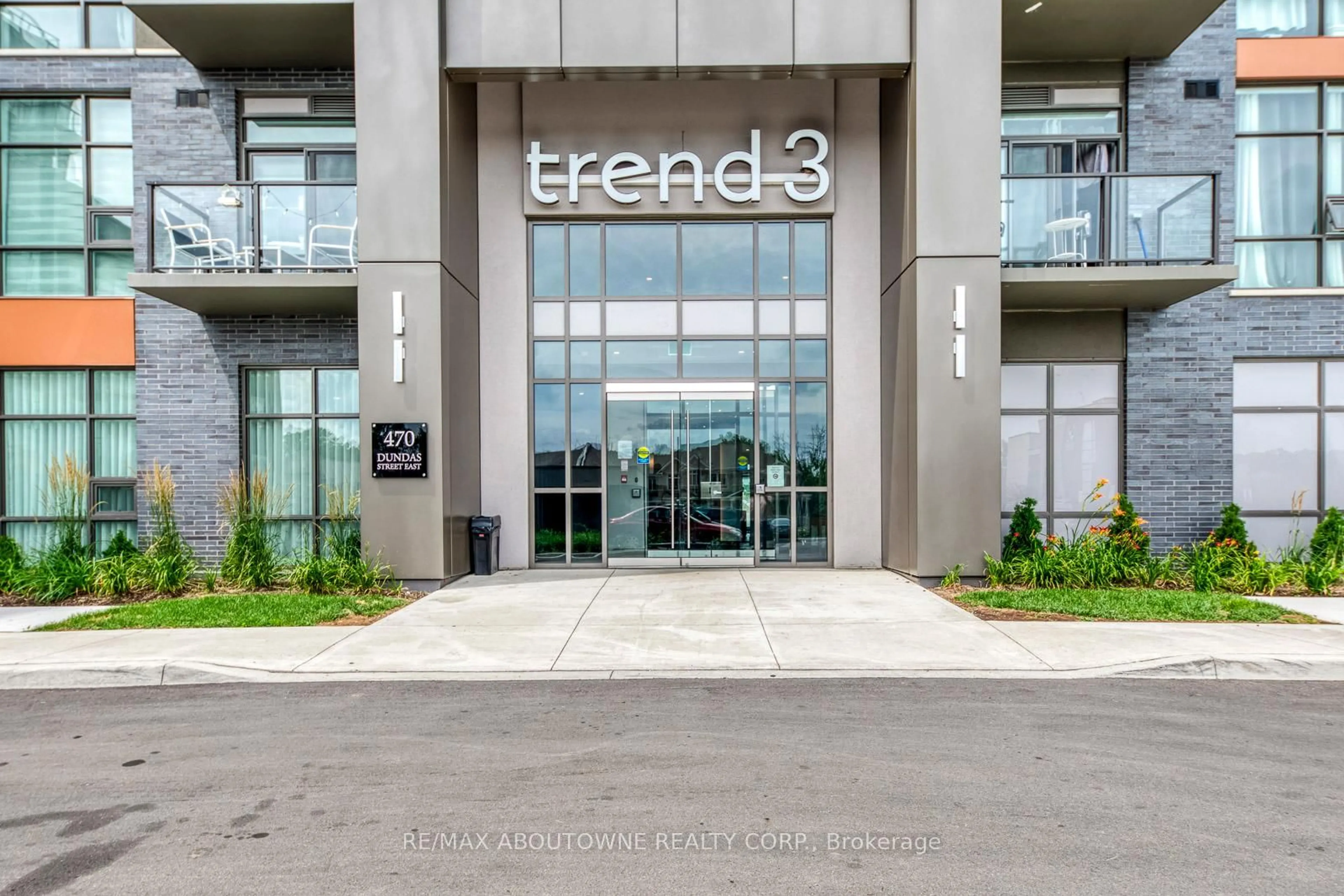 Indoor foyer for 470 Dundas St #429, Hamilton Ontario L8B 2A6