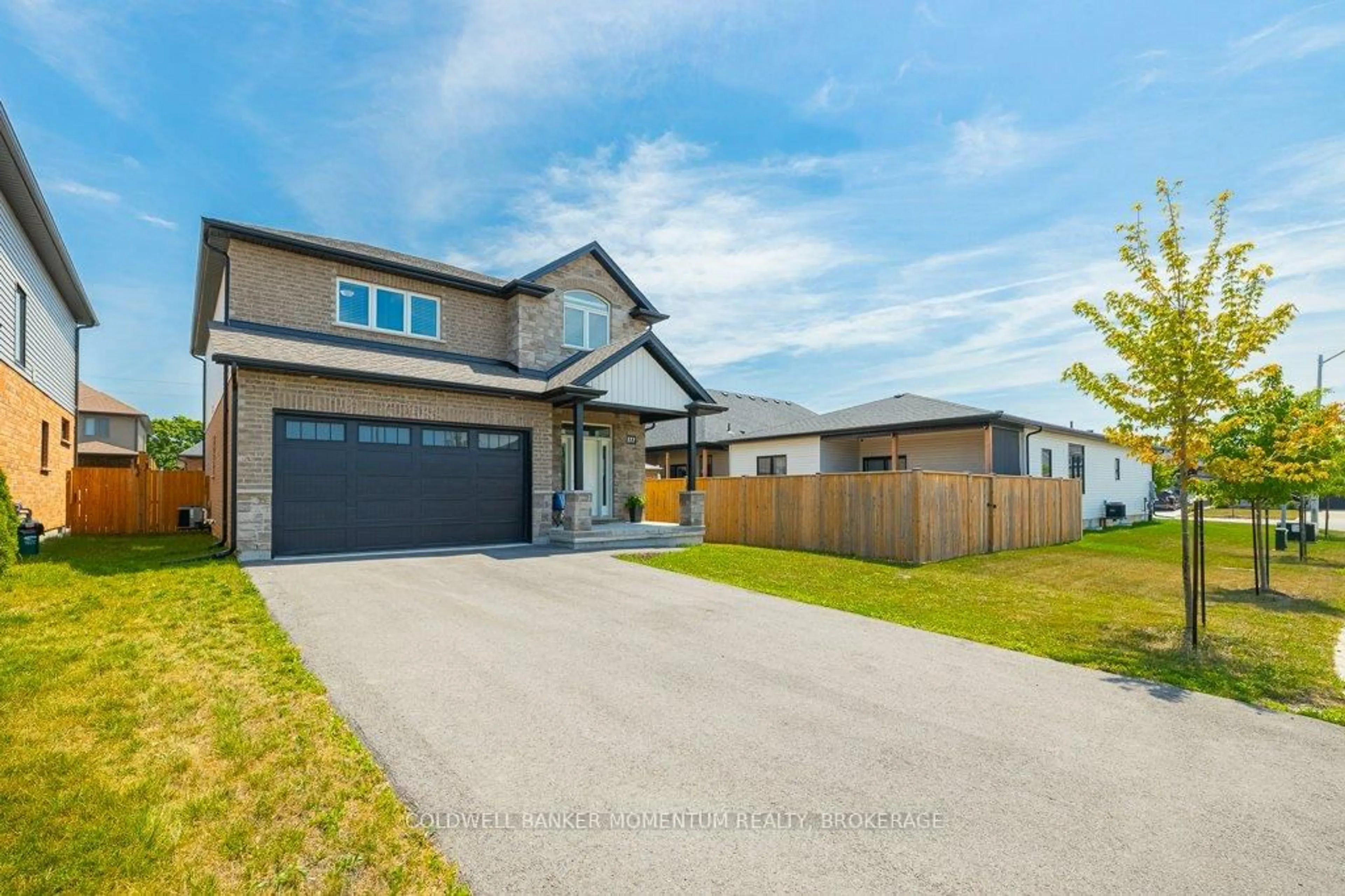 Home with vinyl exterior material, street for 377 Willowbrook Dr, Welland Ontario L3C 0G4