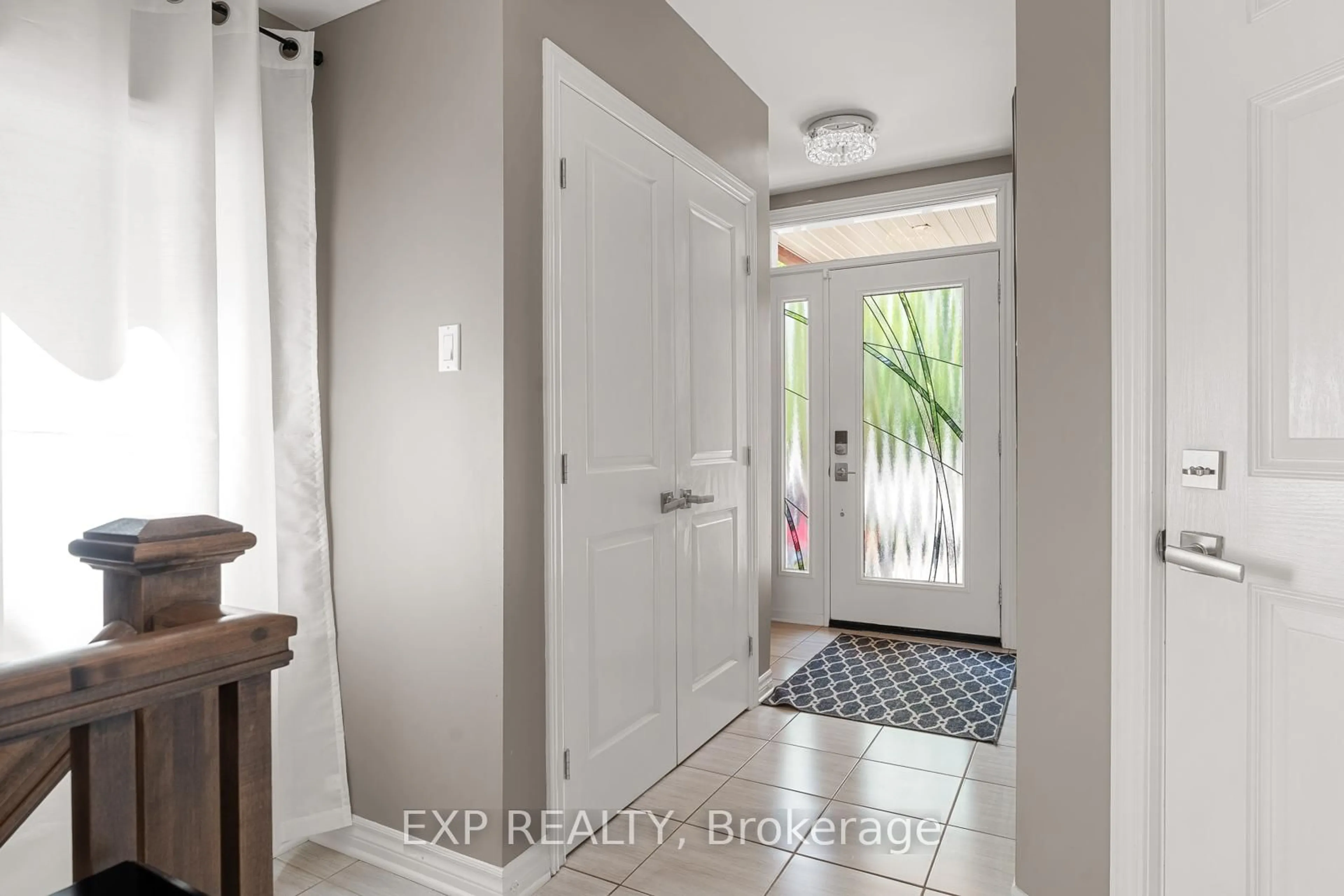 Indoor entryway for 394 WARMSTONE Dr, Ottawa Ontario K2S 1B9