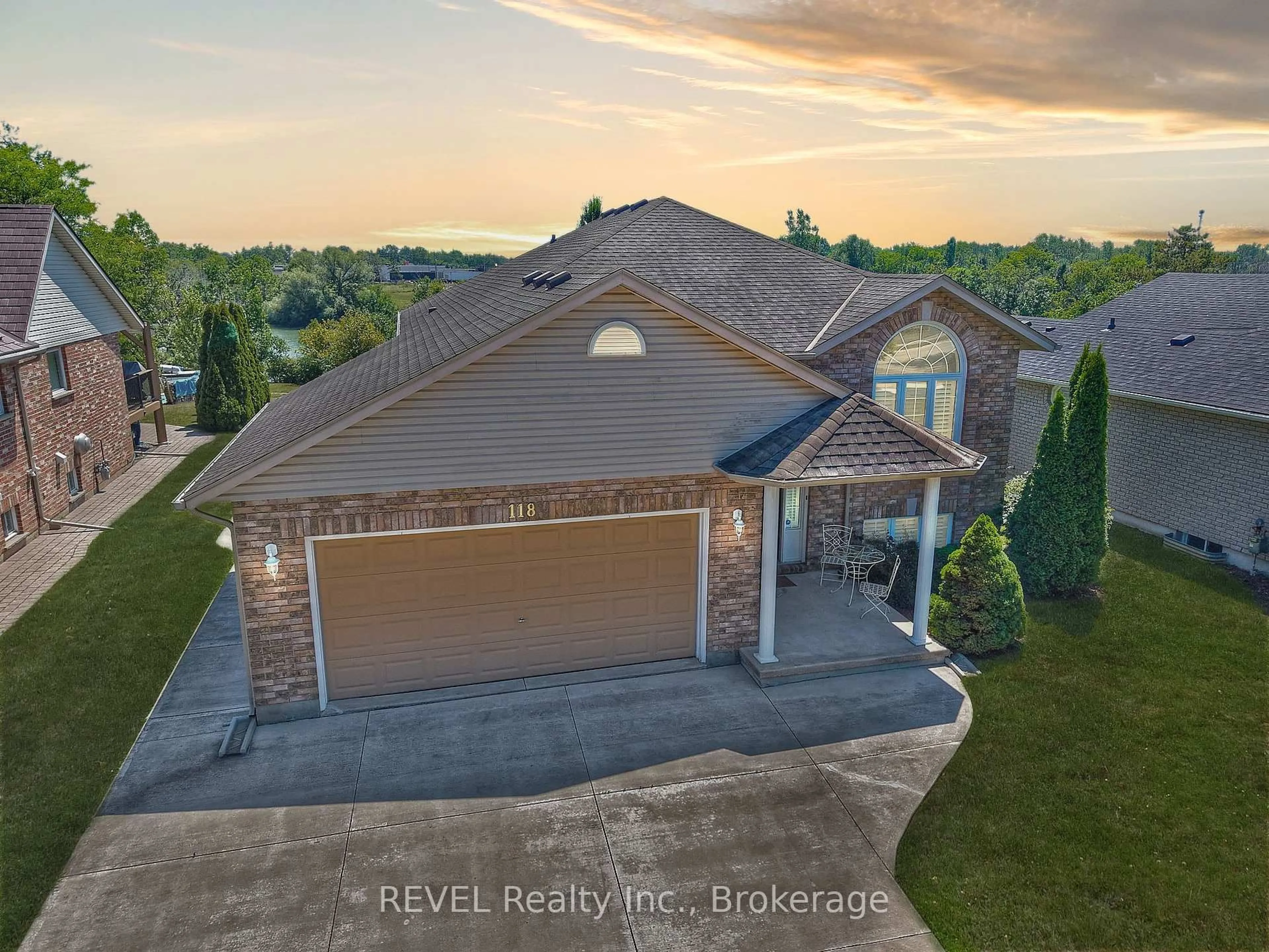 A pic from outside/outdoor area/front of a property/back of a property/a pic from drone, water/lake/river/ocean view for 118 COLBECK Dr, Welland Ontario L3C 7B2