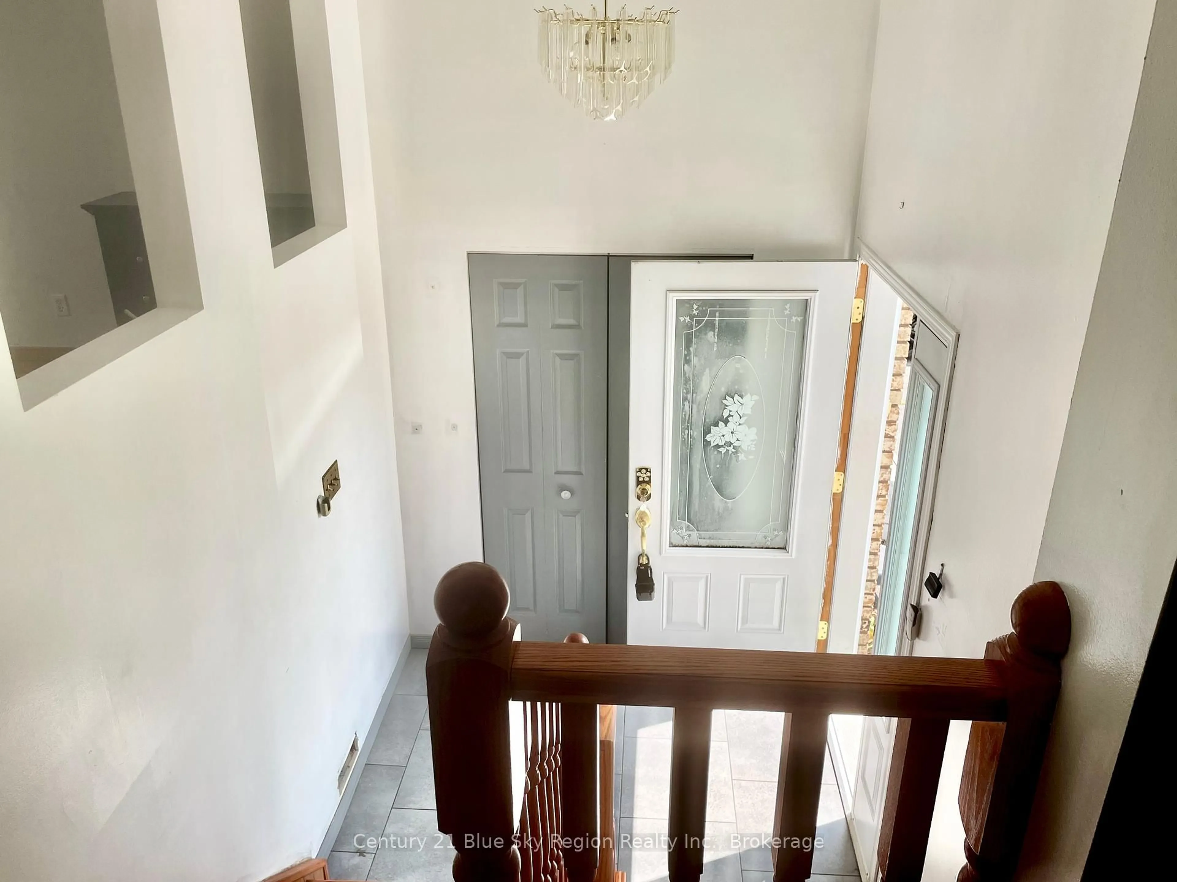 Indoor foyer for 233 Salter St, West Nipissing Ontario P2B 3B7