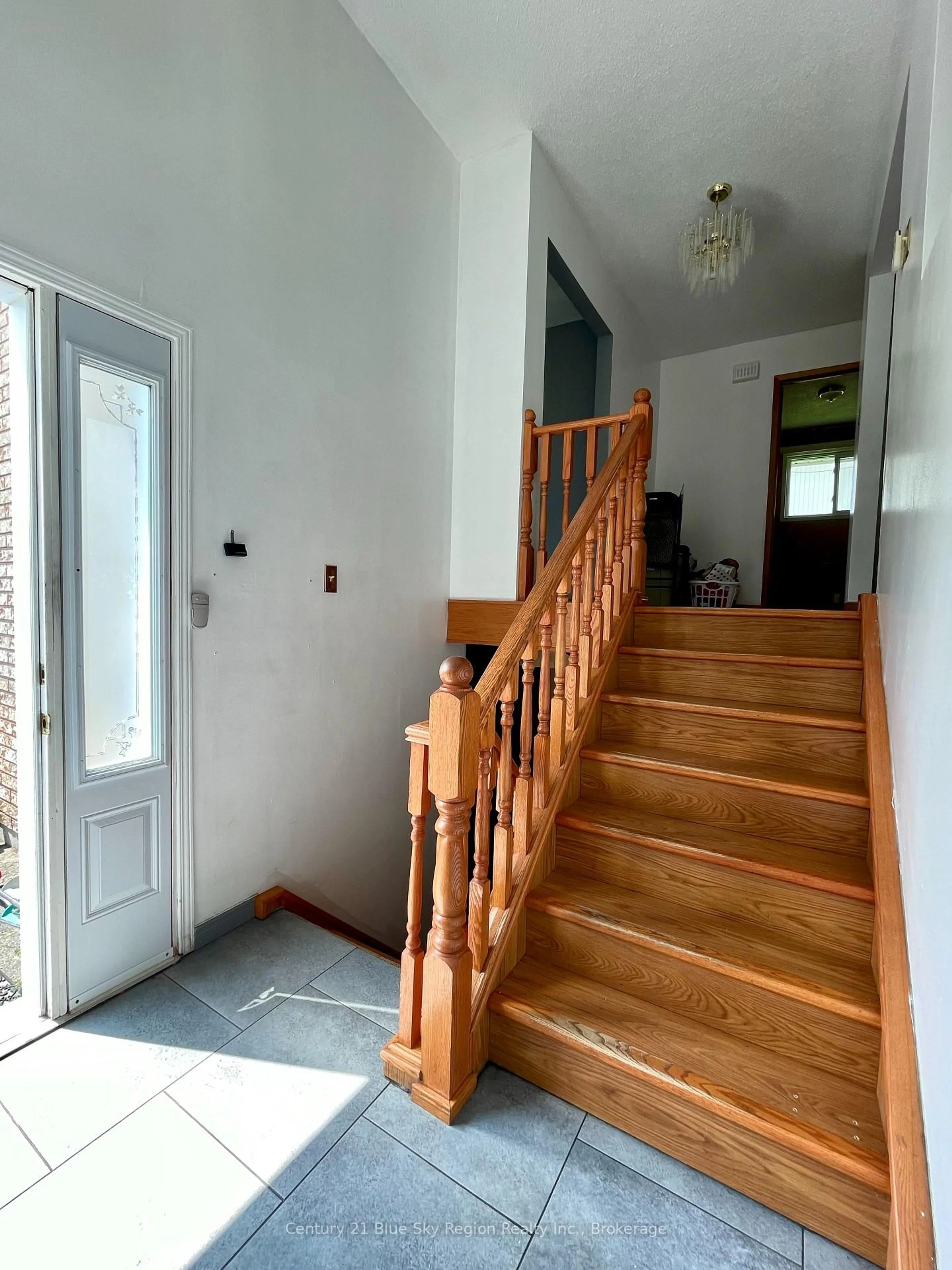 Indoor foyer for 233 Salter St, West Nipissing Ontario P2B 3B7