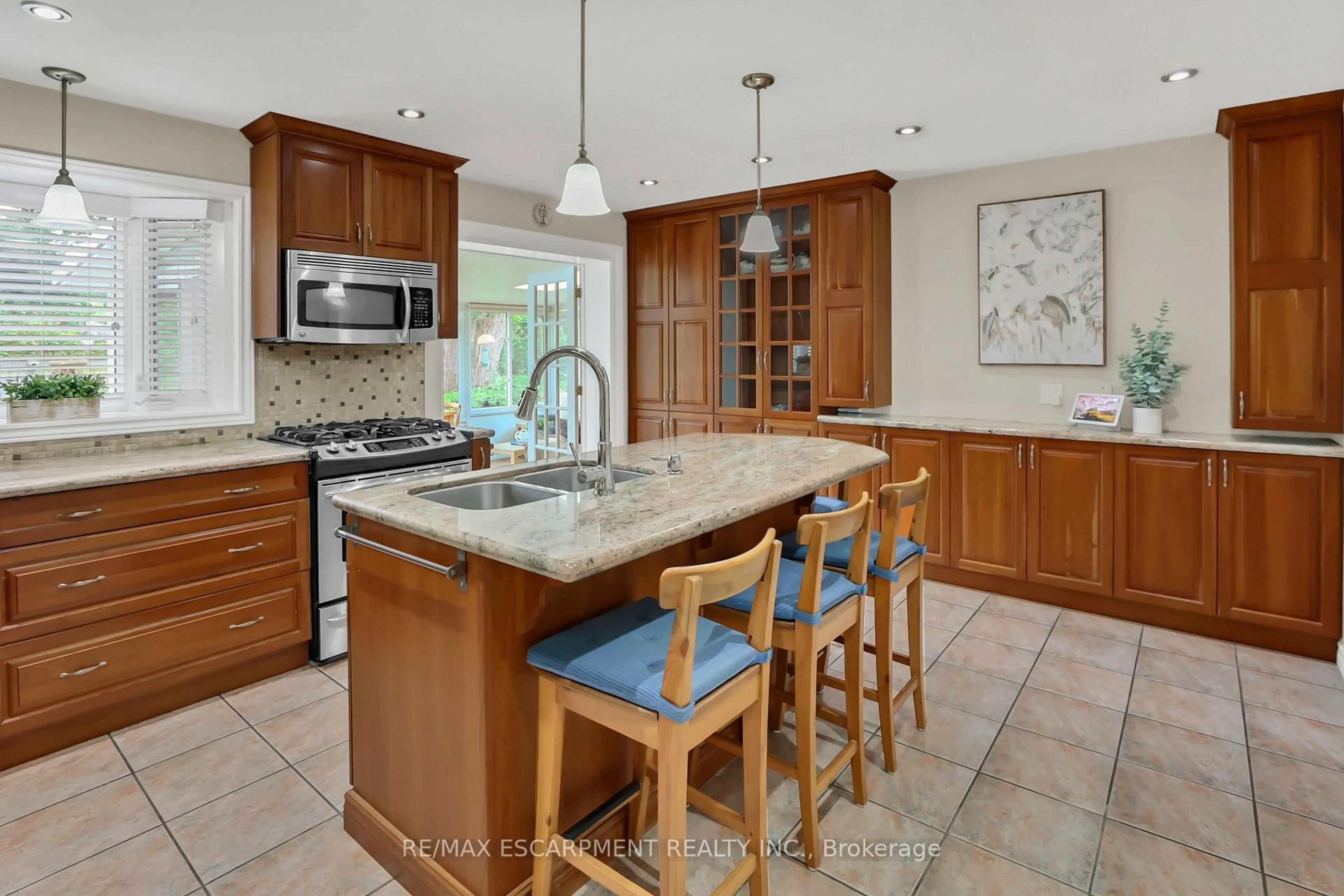 Open concept kitchen, ceramic/tile floor for 95 Mountain Ave, Hamilton Ontario L8G 3P6