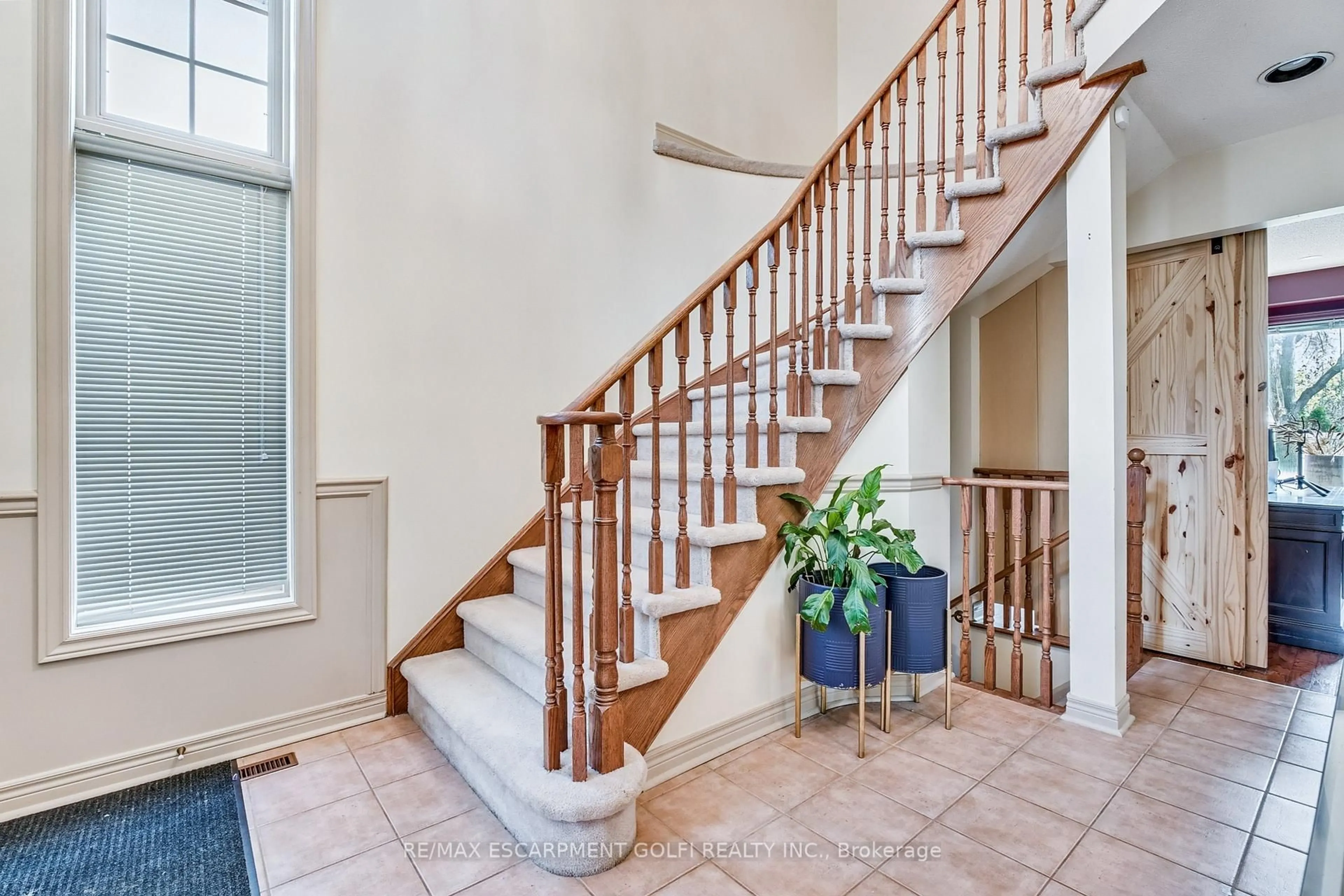 Indoor foyer for 113 Meadowlands Blvd, Hamilton Ontario L9K 1H8