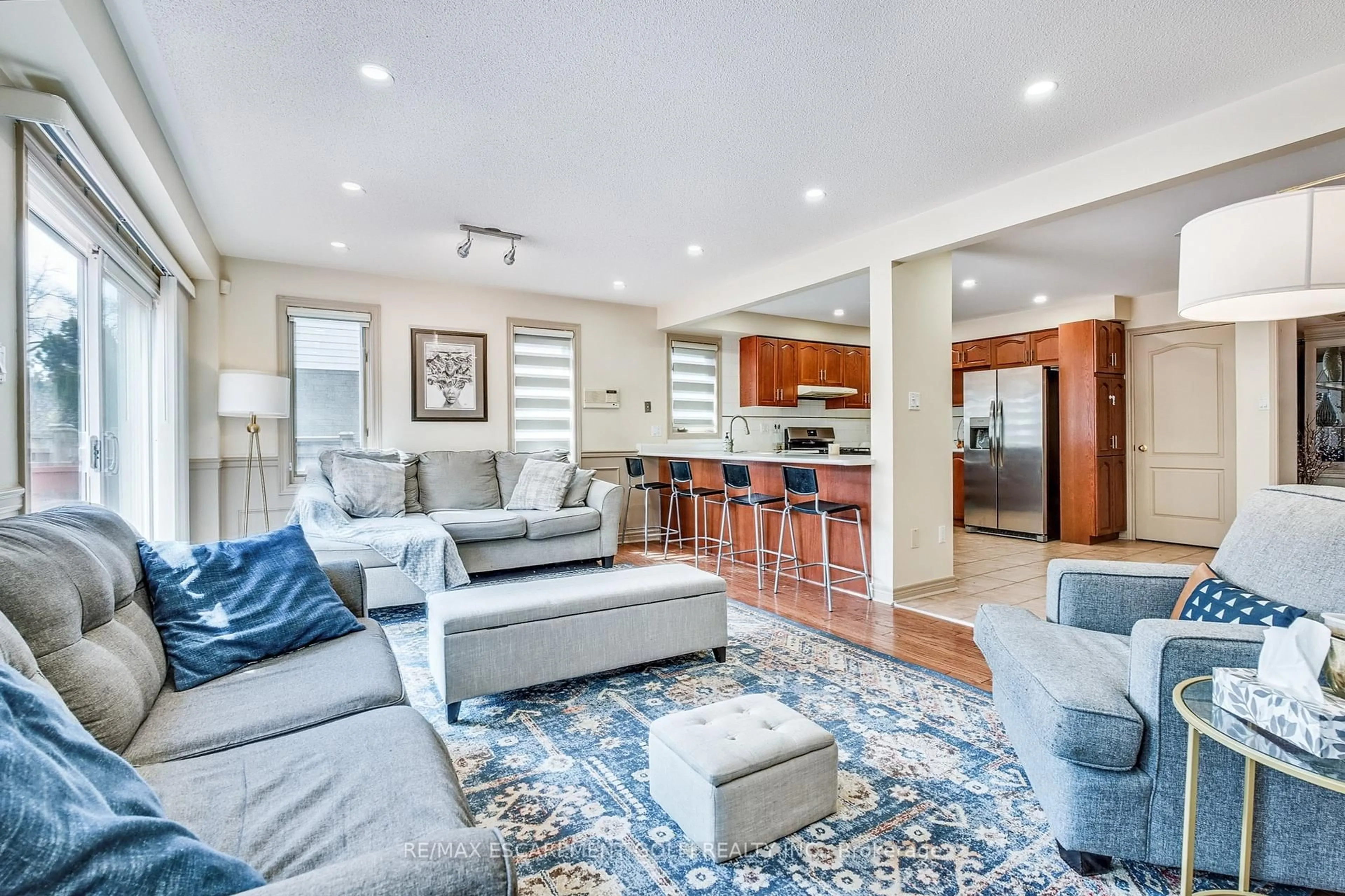 Living room with furniture, unknown for 113 Meadowlands Blvd, Hamilton Ontario L9K 1H8