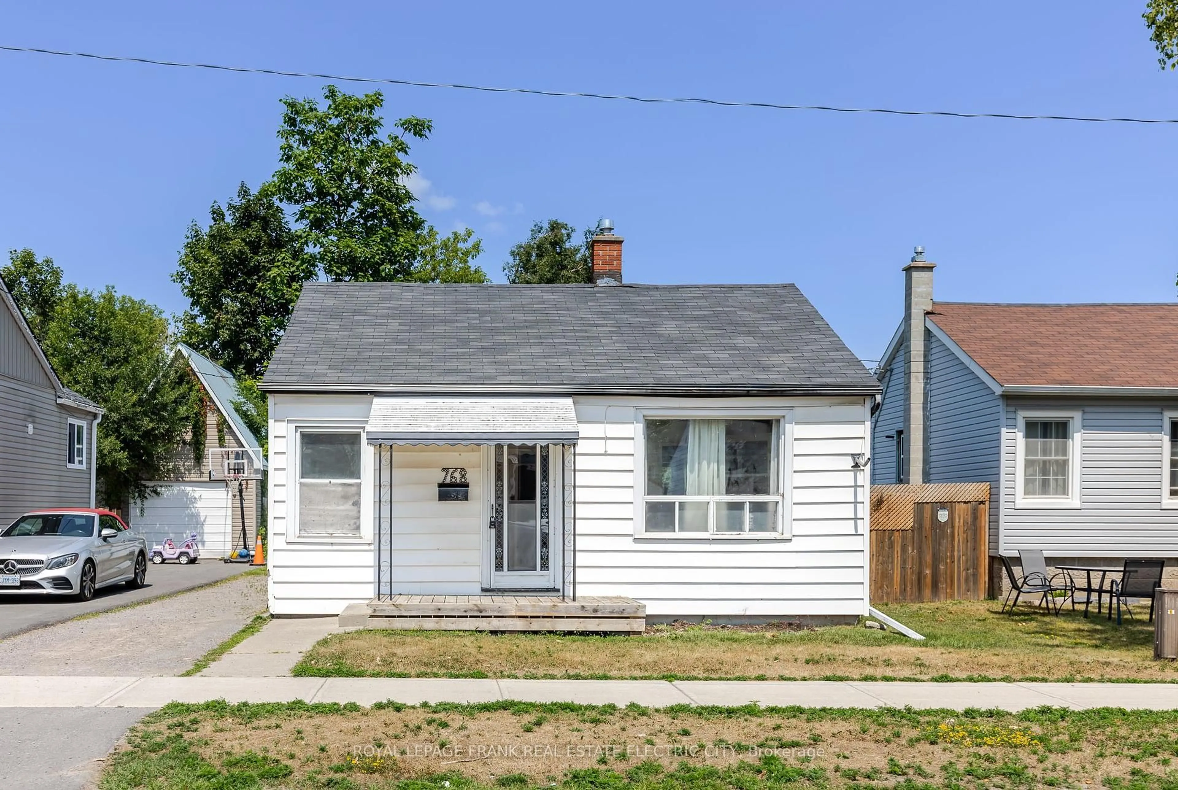 Home with vinyl exterior material, street for 768 St. Mary's St, Peterborough Central Ontario K9J 4H2