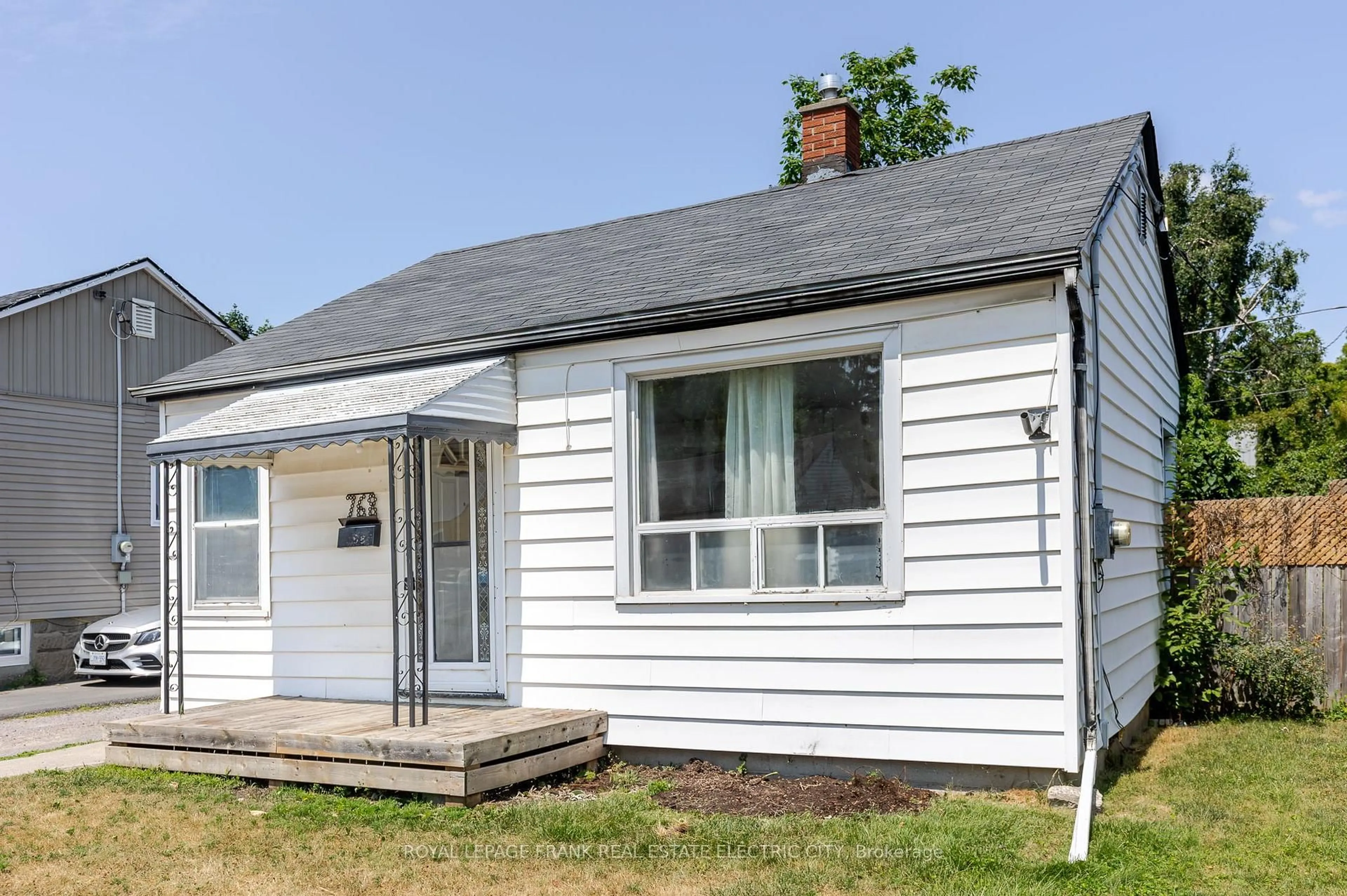 Home with vinyl exterior material, street for 768 St. Mary's St, Peterborough Central Ontario K9J 4H2