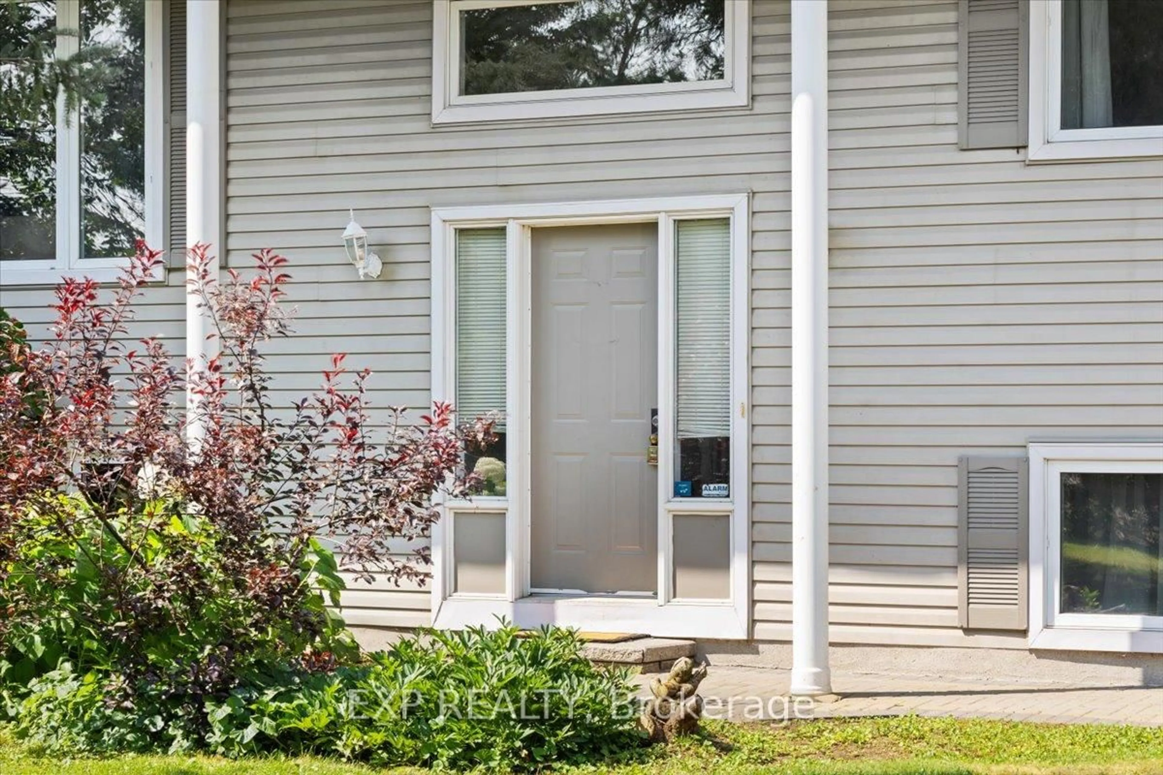 Home with vinyl exterior material, street for 1564 Ninth Line Rd, Metcalfe Ontario K0A 2P0