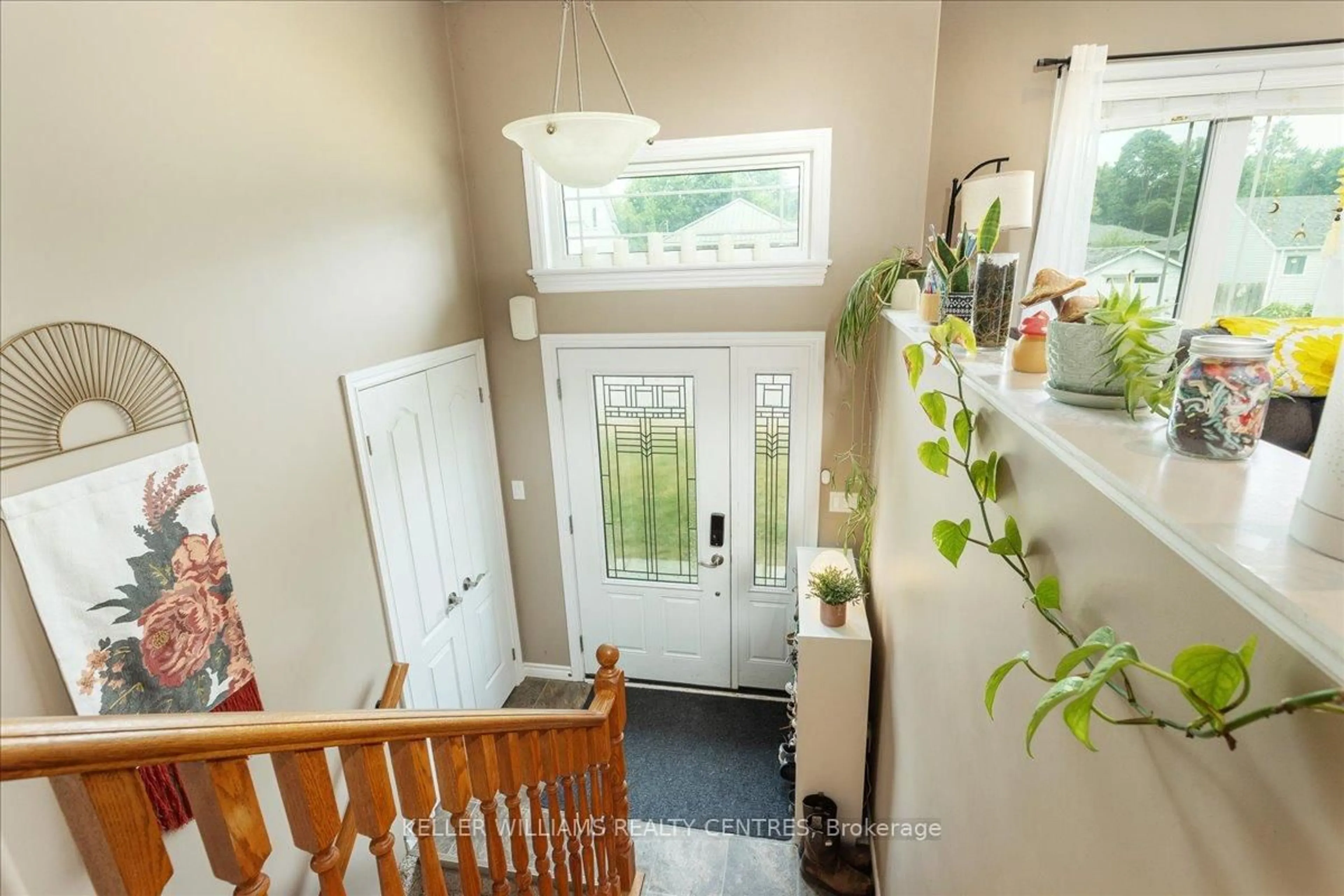 Indoor entryway for 31 DURHAM St, Kawartha Lakes Ontario K9V 1W9