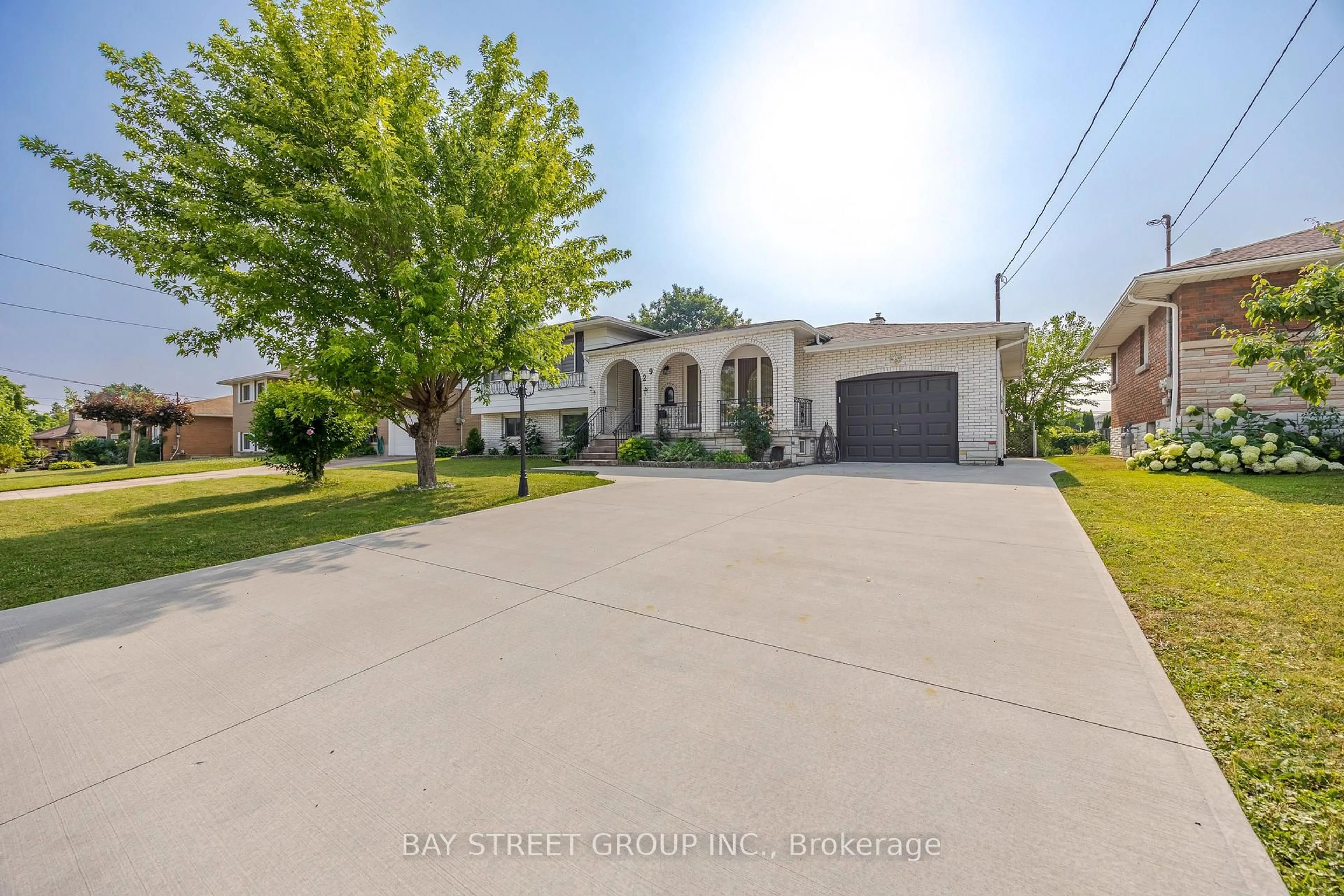 A pic from outside/outdoor area/front of a property/back of a property/a pic from drone, street for 29 West St, Thorold Ontario L2V 2S1