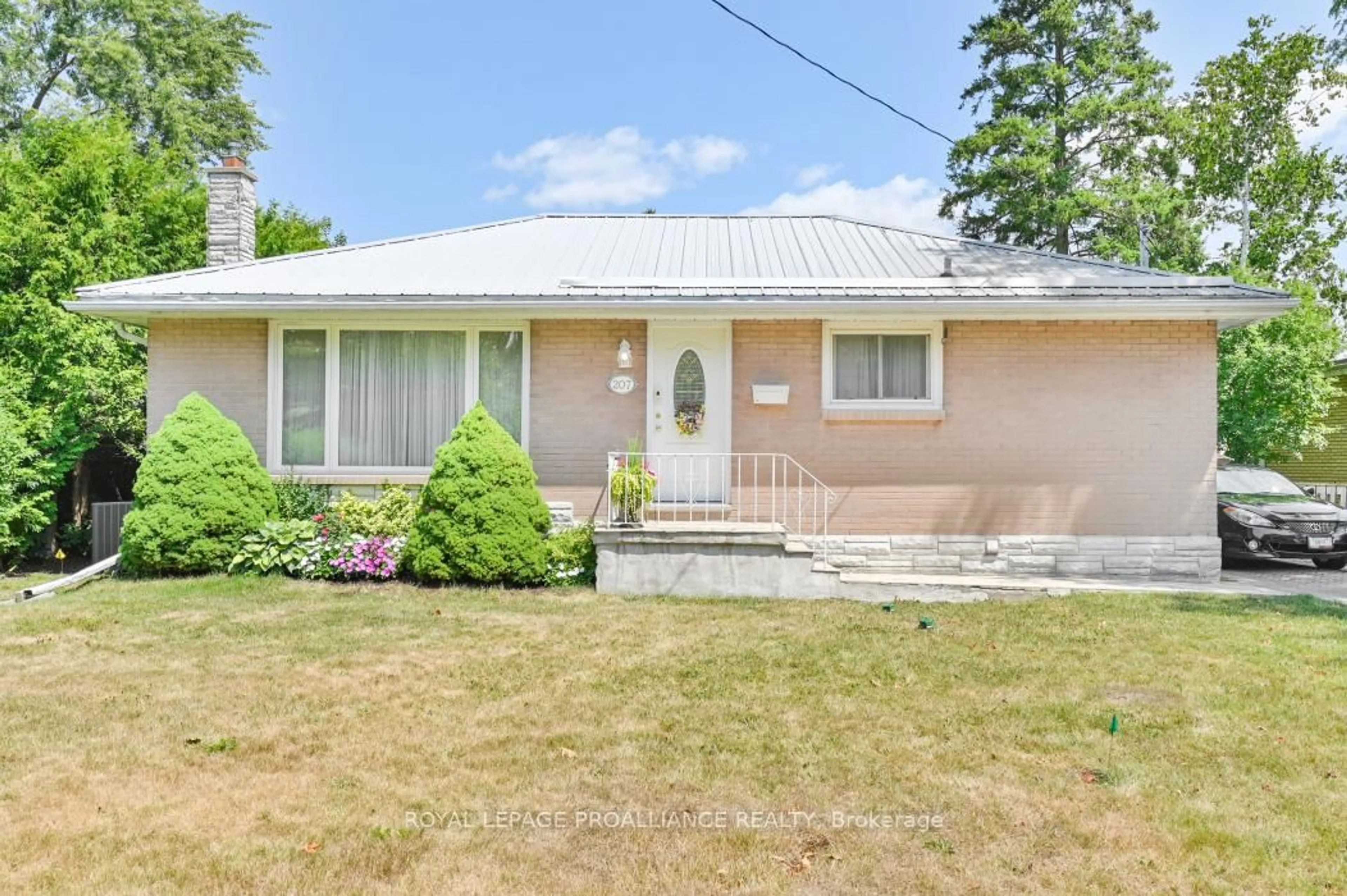 Home with vinyl exterior material, street for 207 Parrott Dr, Belleville Ontario K8N 4N8
