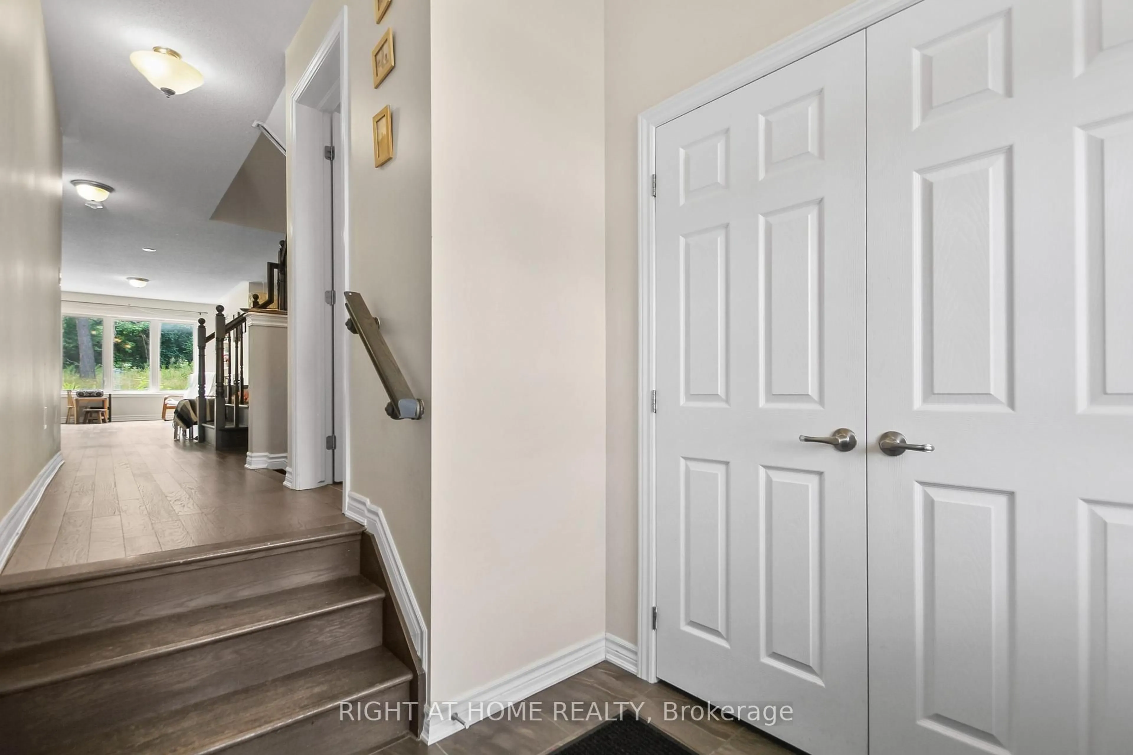 Indoor entryway for 209 HARTSMERE Dr, Ottawa Ontario K2S 0X8