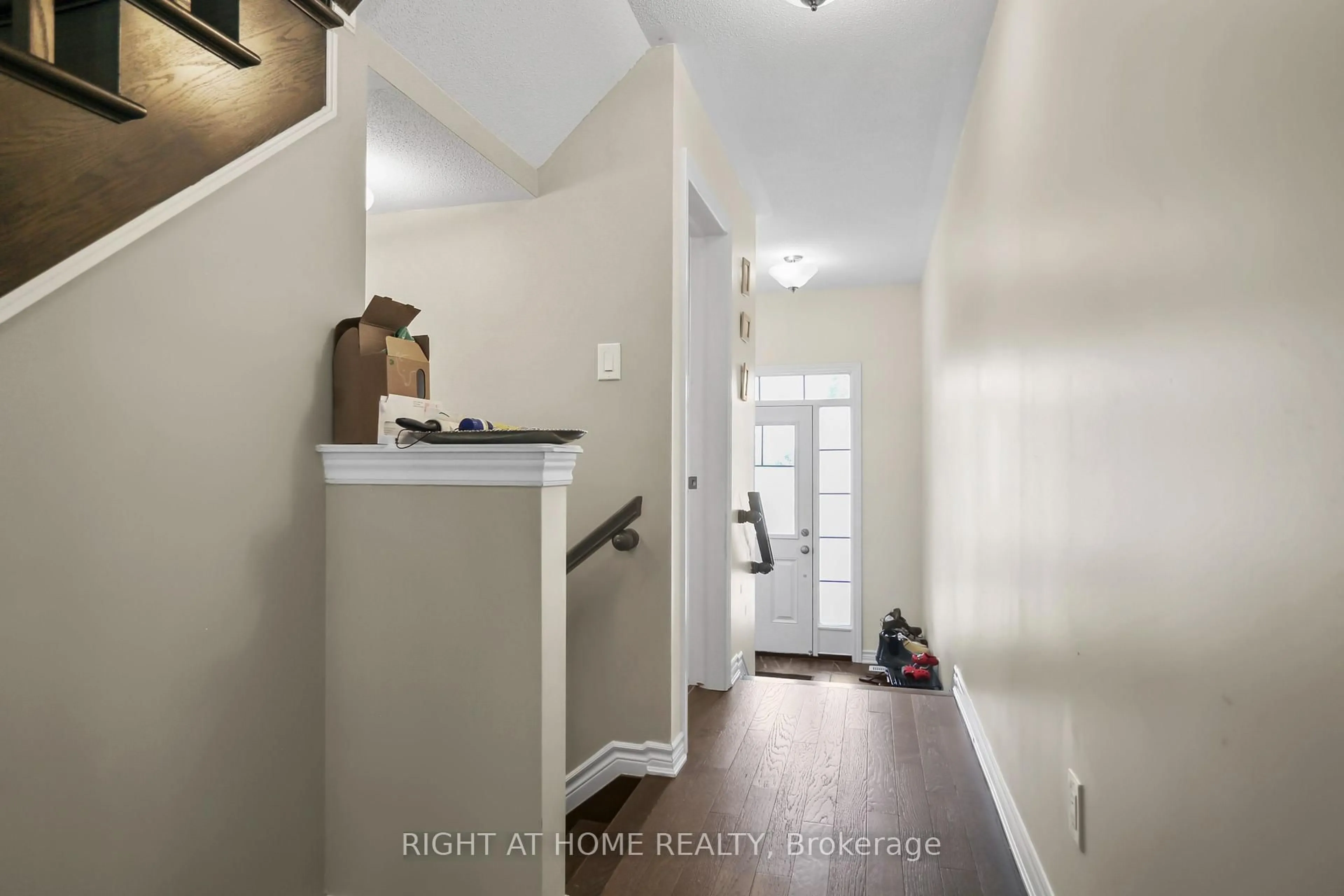 Indoor entryway for 209 HARTSMERE Dr, Ottawa Ontario K2S 0X8