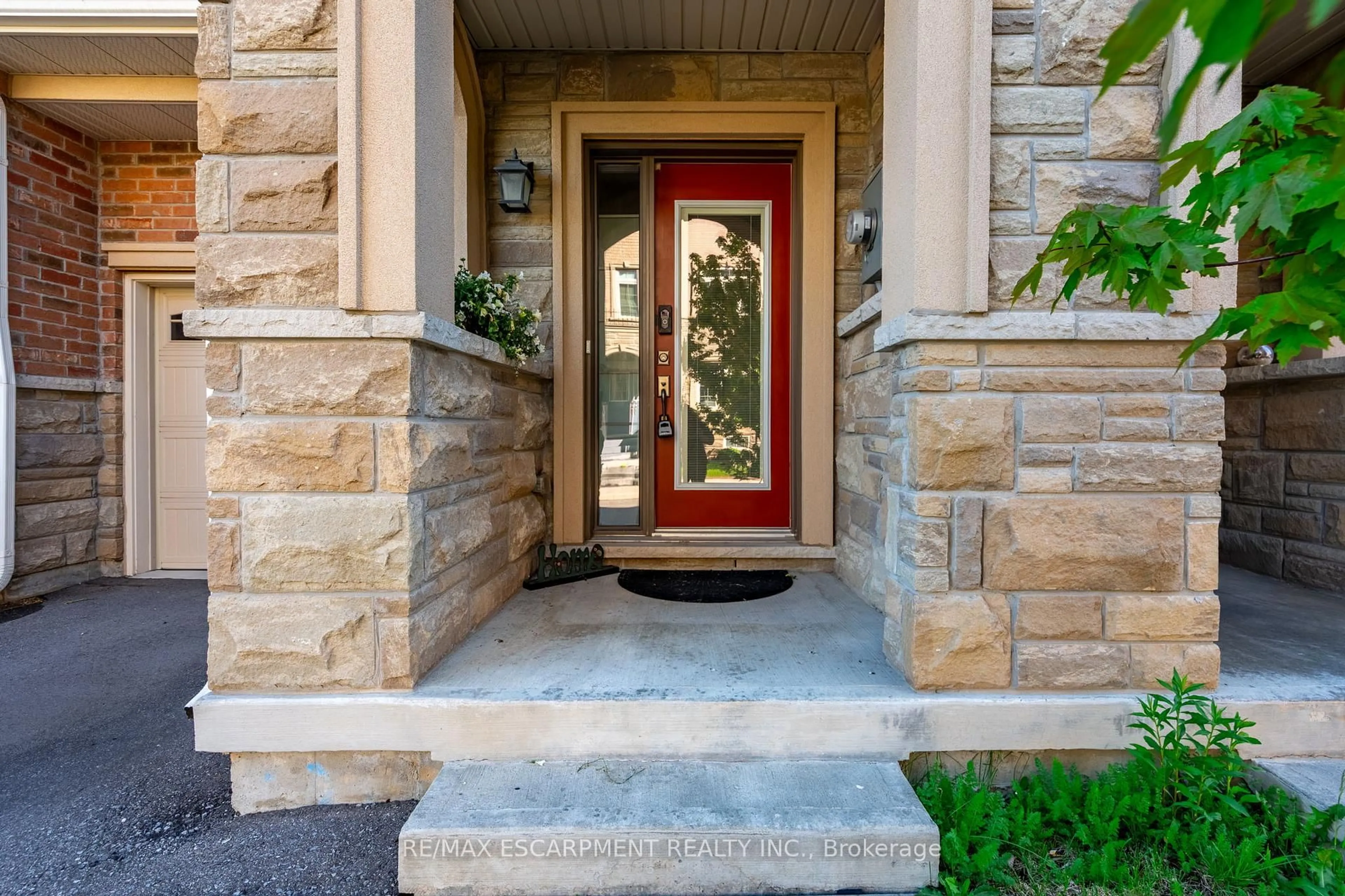 Indoor entryway for 70 Borers Creek Circ, Hamilton Ontario L8B 1W3