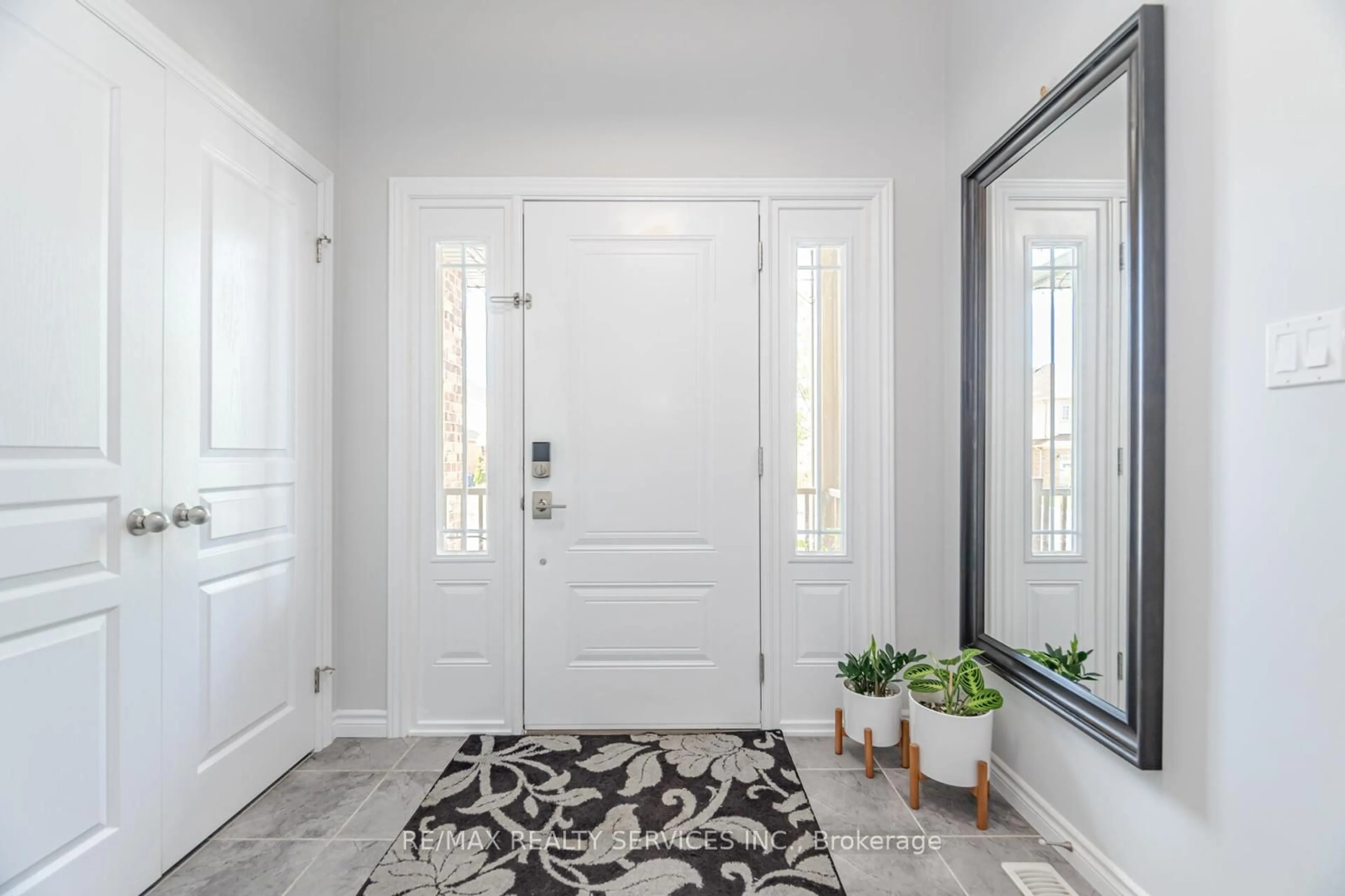 Indoor entryway for 567 Starwood Dr, Guelph Ontario N1E 0L9