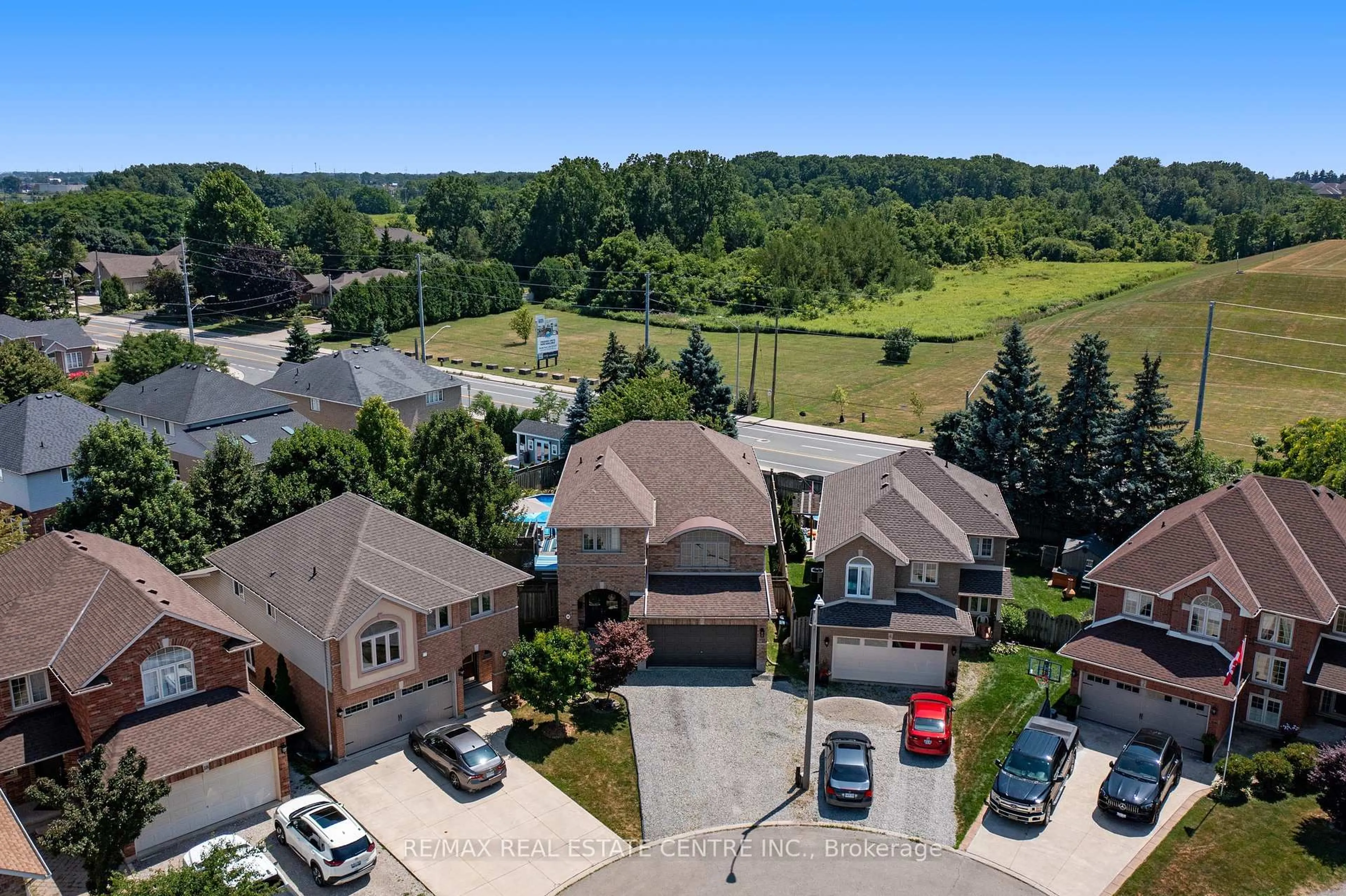 A pic from outside/outdoor area/front of a property/back of a property/a pic from drone, mountain view for 10 Nature Crt, Hamilton Ontario L9C 7T5