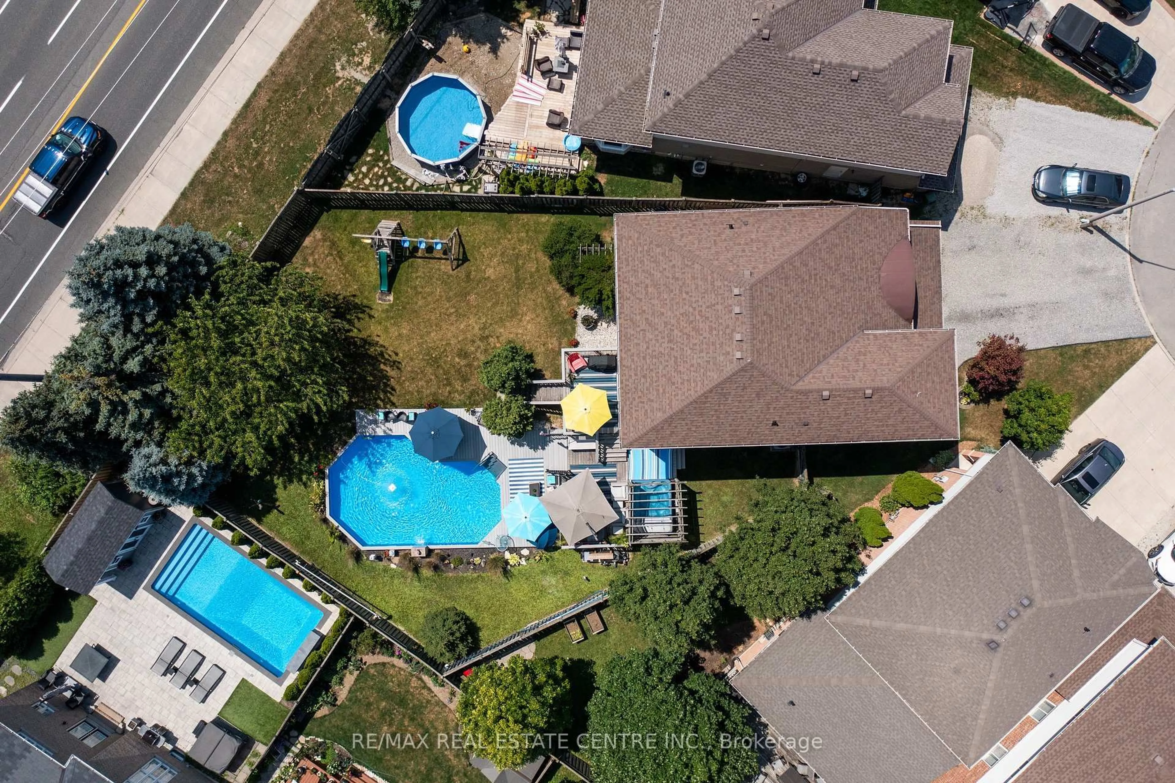 A pic from outside/outdoor area/front of a property/back of a property/a pic from drone, unknown for 10 Nature Crt, Hamilton Ontario L9C 7T5