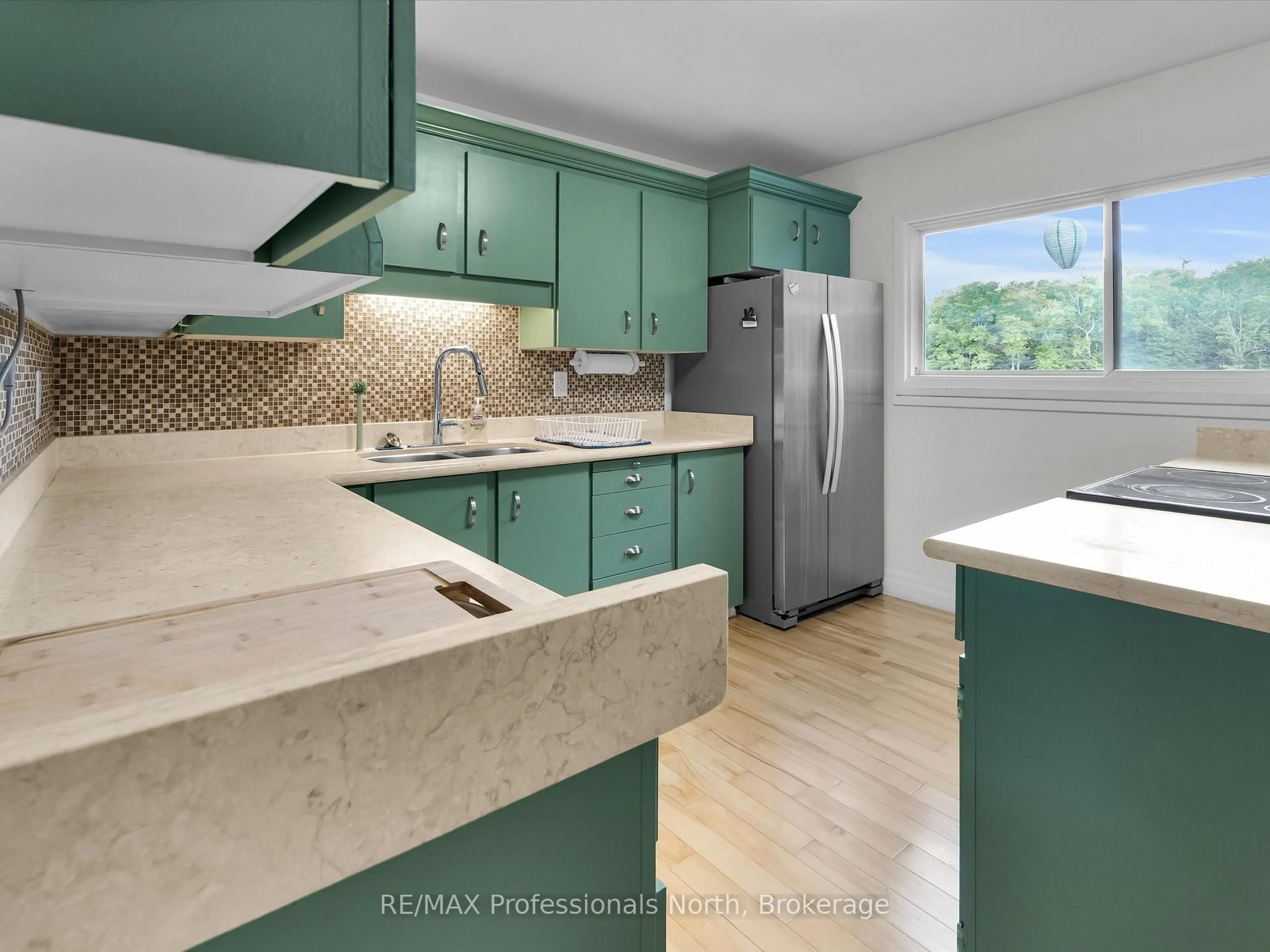 Open concept kitchen, ceramic/tile floor for 1375 Sherwood Forest Dr, Bracebridge Ontario P1L 1X3