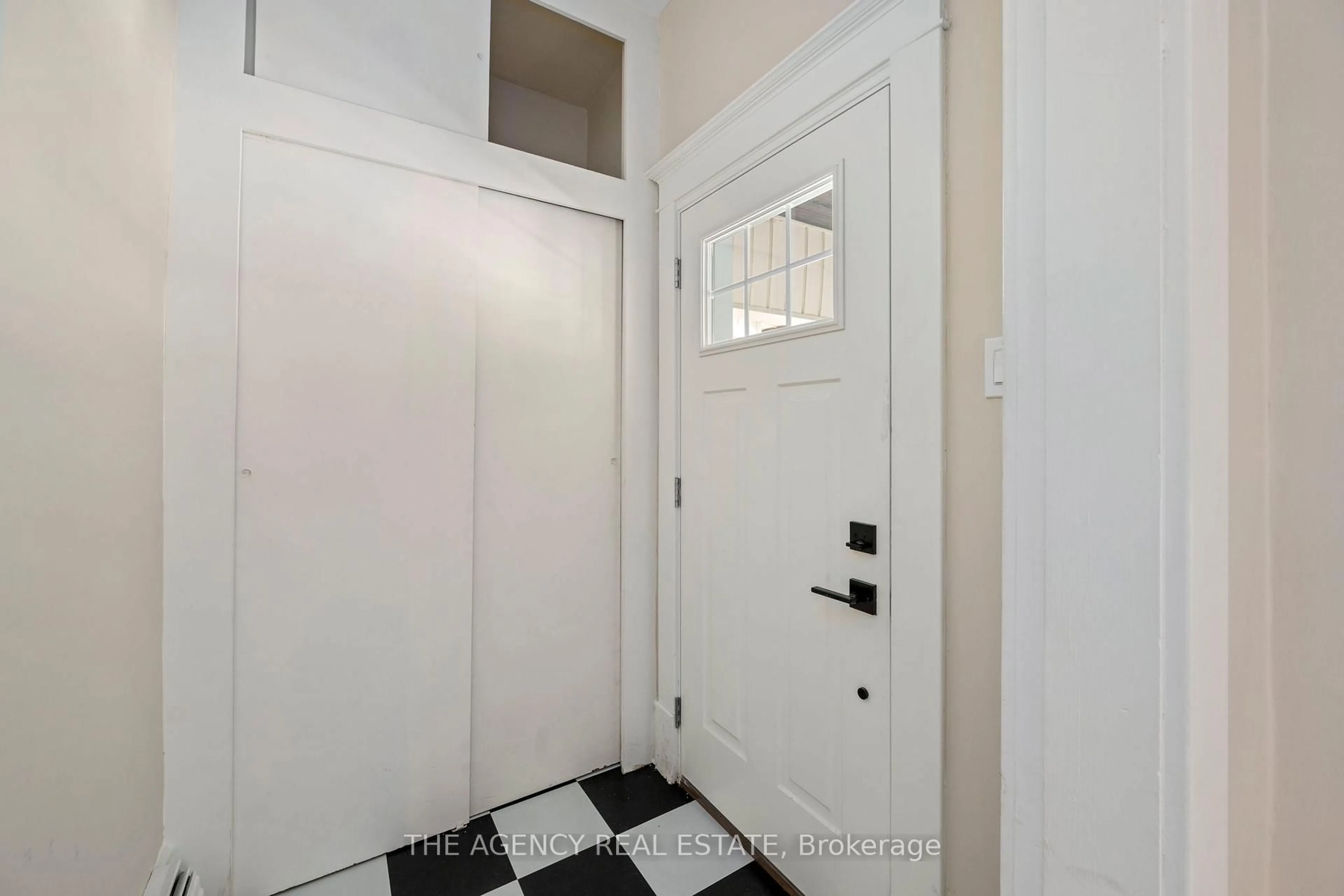 Indoor entryway for 1180 York St, London East Ontario N5W 2T9