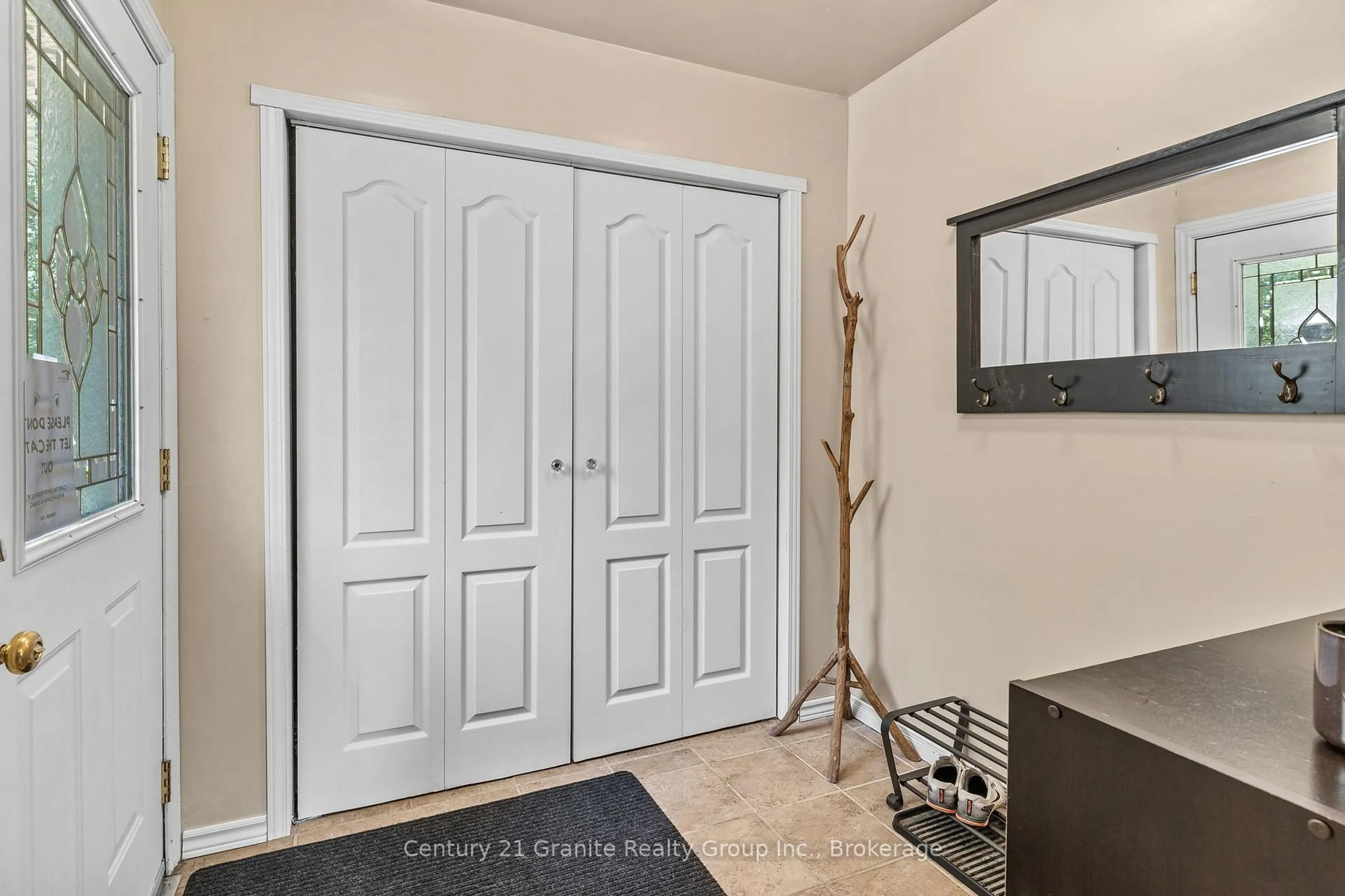 Indoor entryway for 1037 Kernohan Farm Tr, Minden Hills Ontario K0M 2K0