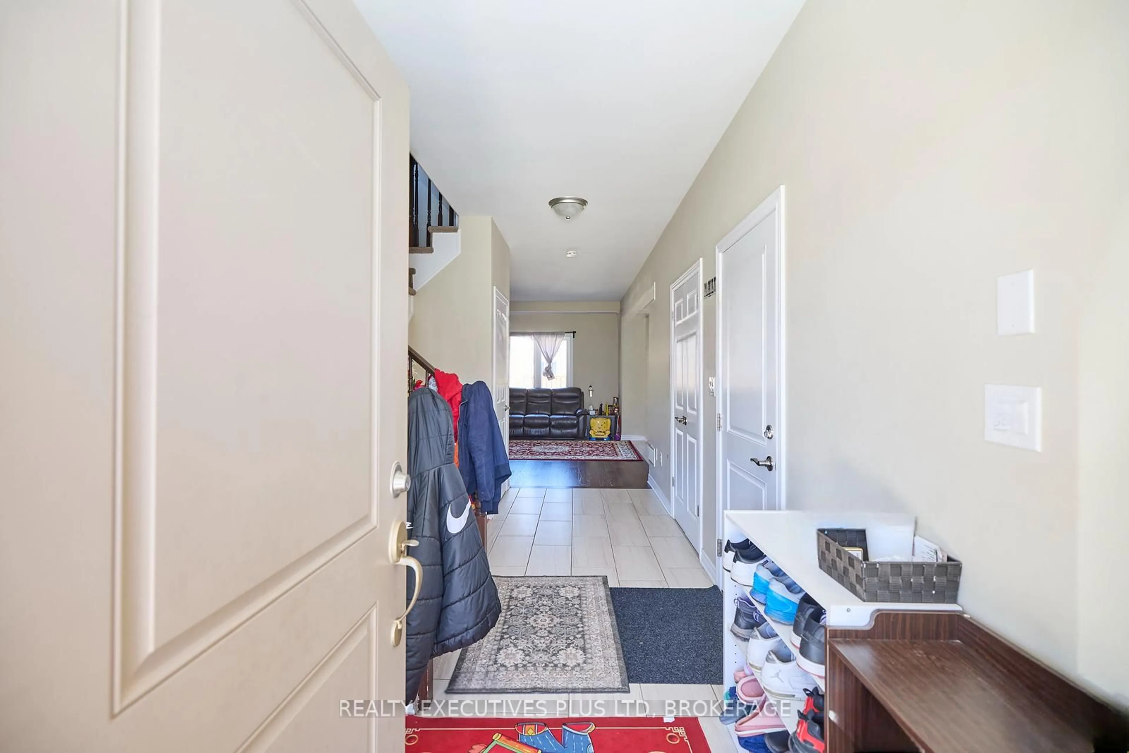 Indoor entryway for 8433 Angie Dr, Niagara Falls Ontario L2H 0M9