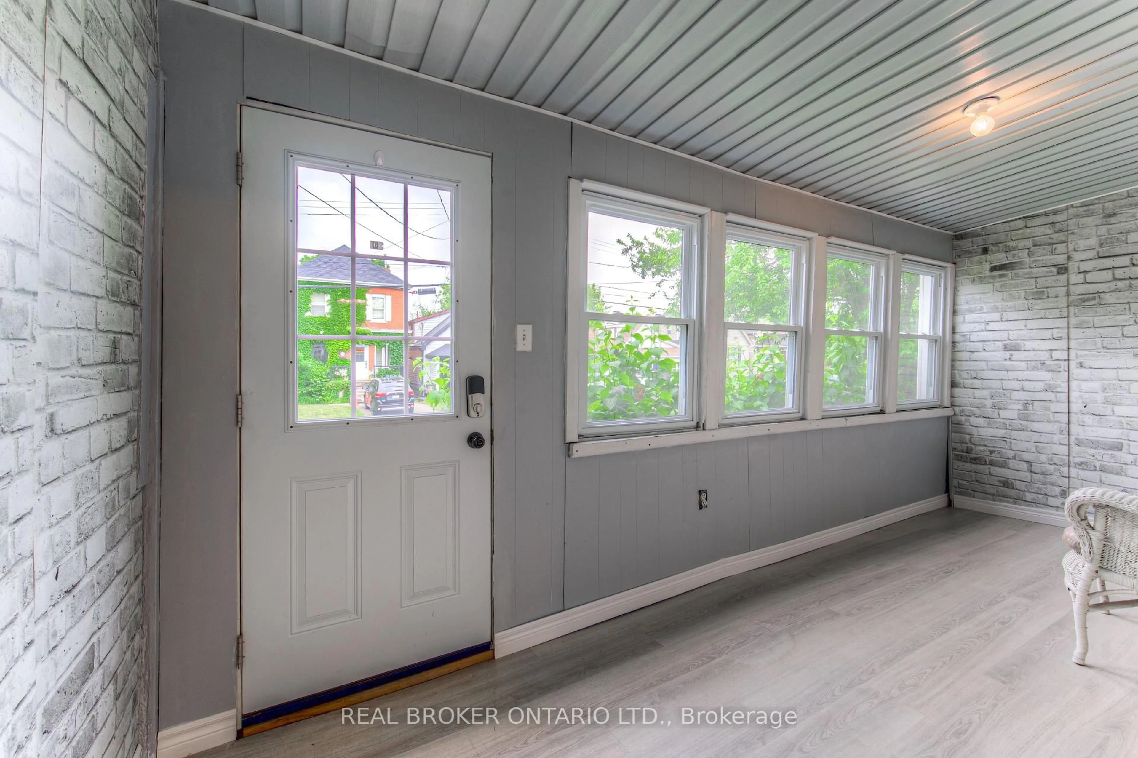 Indoor entryway for 32 East 23rd St, Hamilton Ontario L8V 2W6