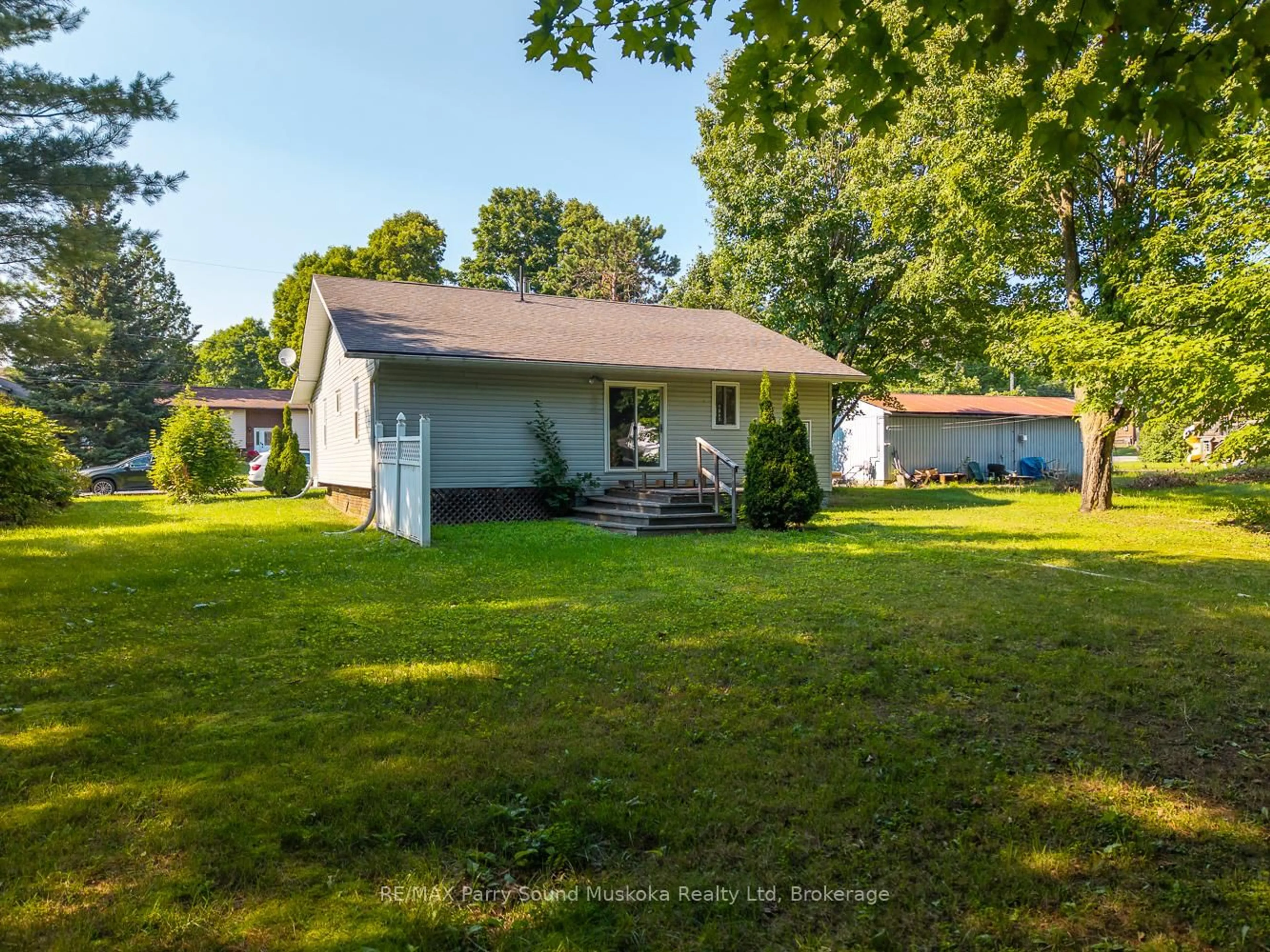 A pic from outside/outdoor area/front of a property/back of a property/a pic from drone, street for 6 Kitchener Ave, Parry Sound Ontario P2A 1R9