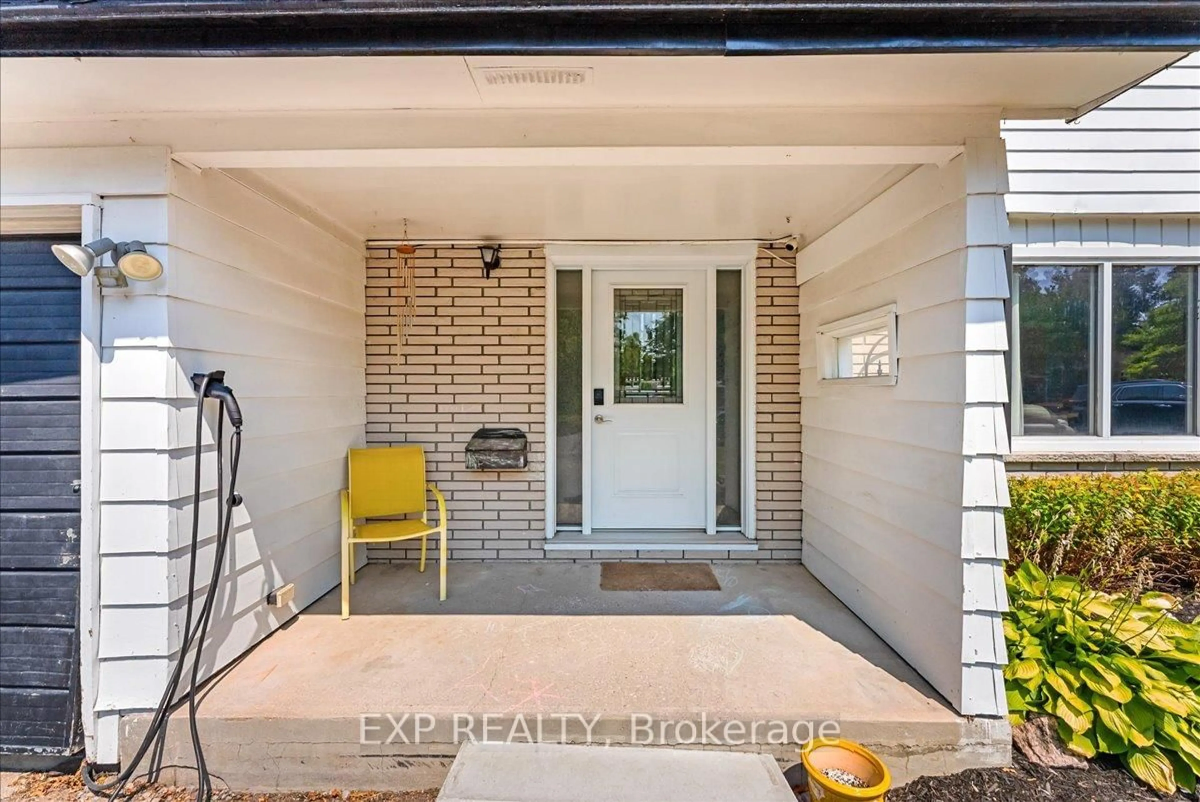 Indoor entryway for 822 Foxe St, Peterborough North Ontario K9H 6Y7