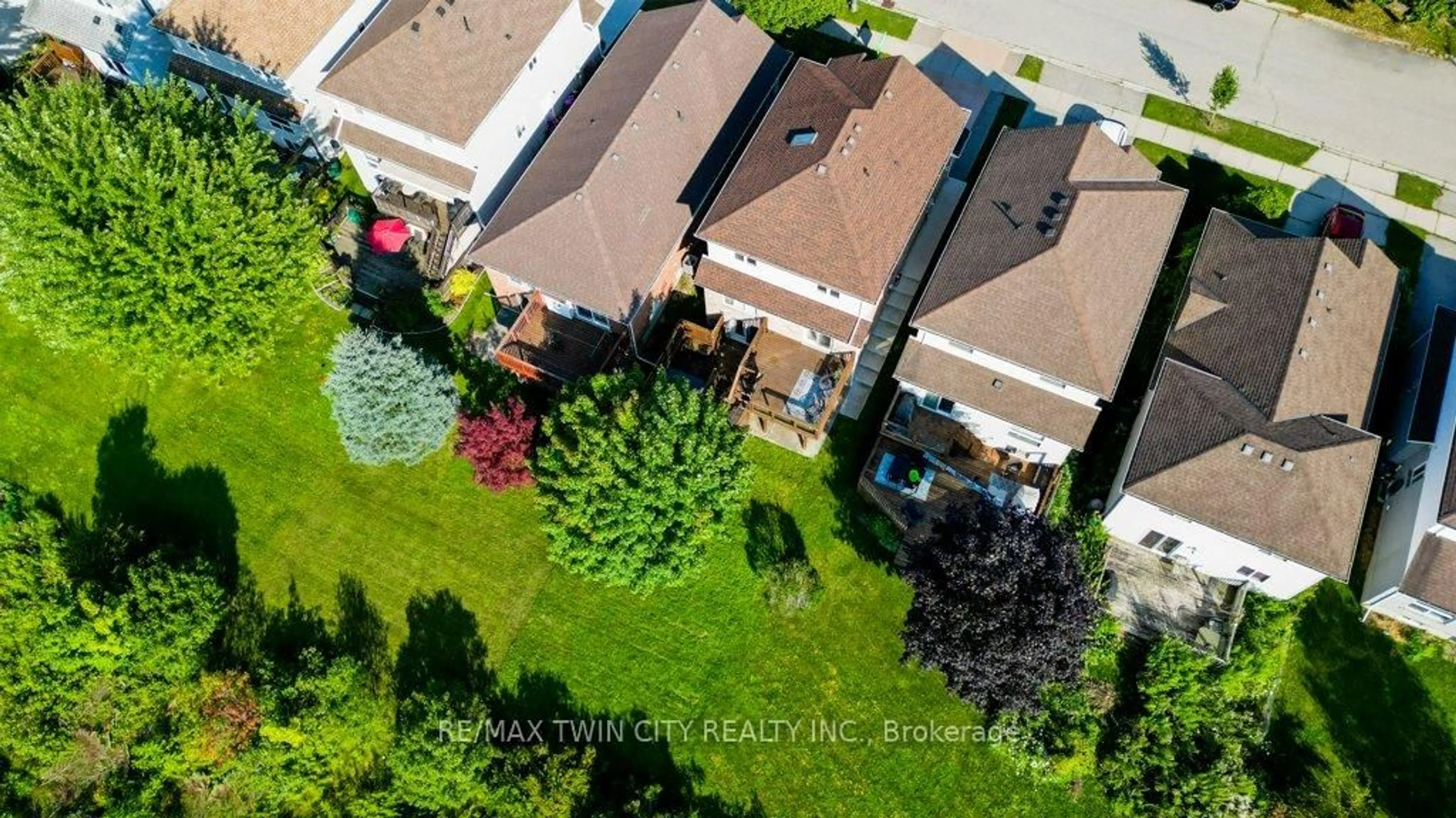A pic from outside/outdoor area/front of a property/back of a property/a pic from drone, street for 648 Brandenburg Blvd, Waterloo Ontario N2T 2V3