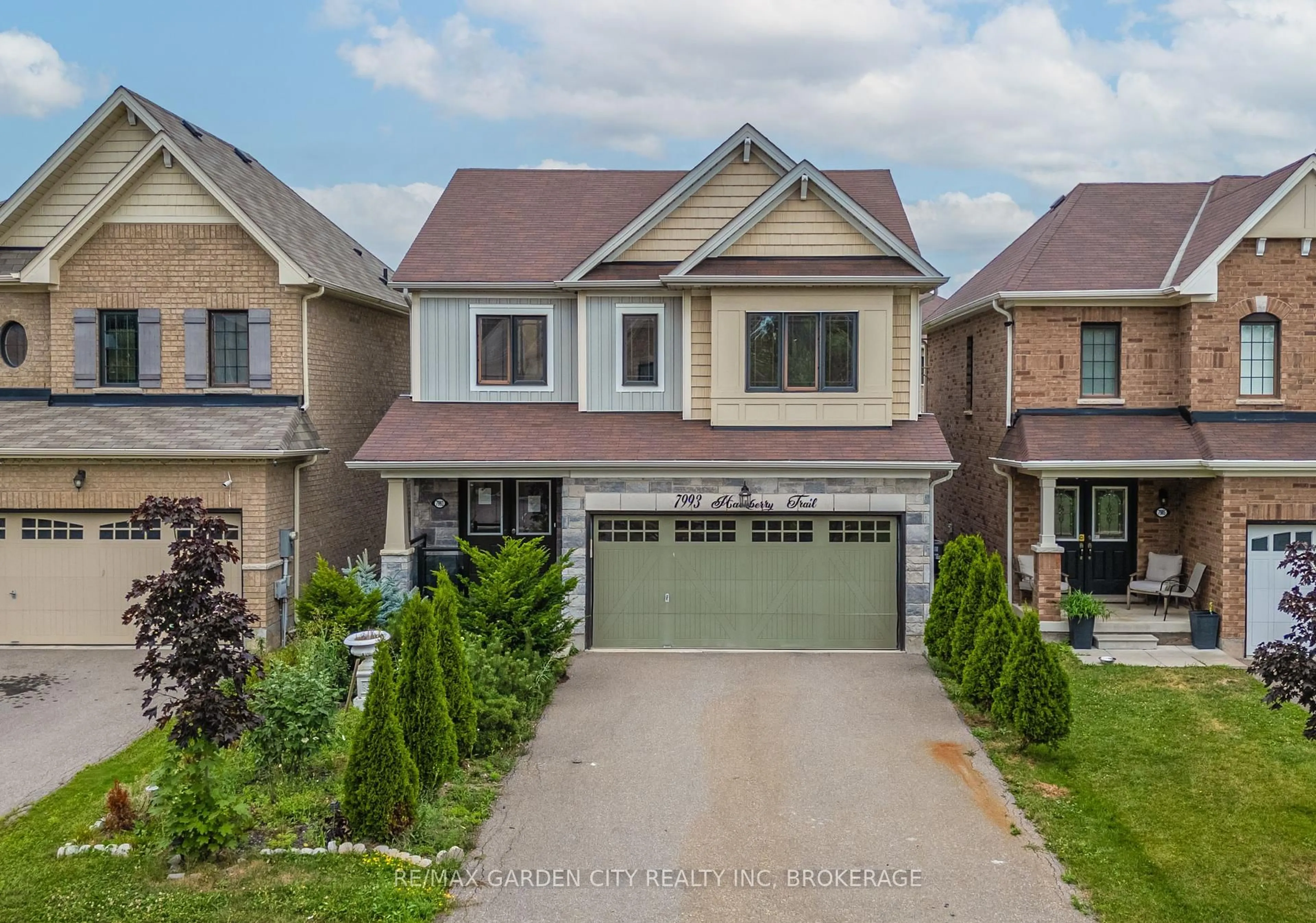 A pic from outside/outdoor area/front of a property/back of a property/a pic from drone, street for 7993 Hackberry Tr, Niagara Falls Ontario L2H 2Y6