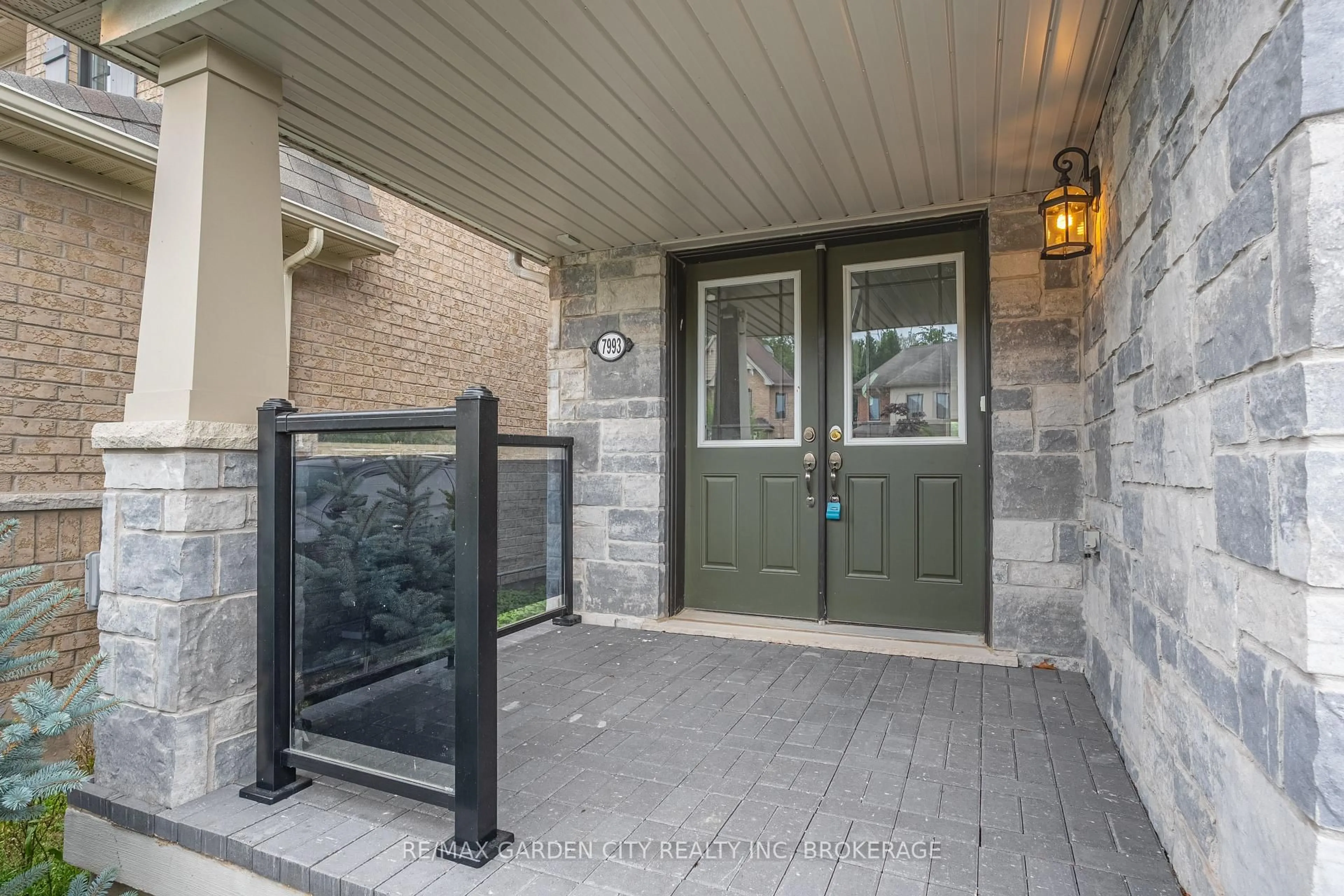 Indoor entryway for 7993 Hackberry Tr, Niagara Falls Ontario L2H 2Y6