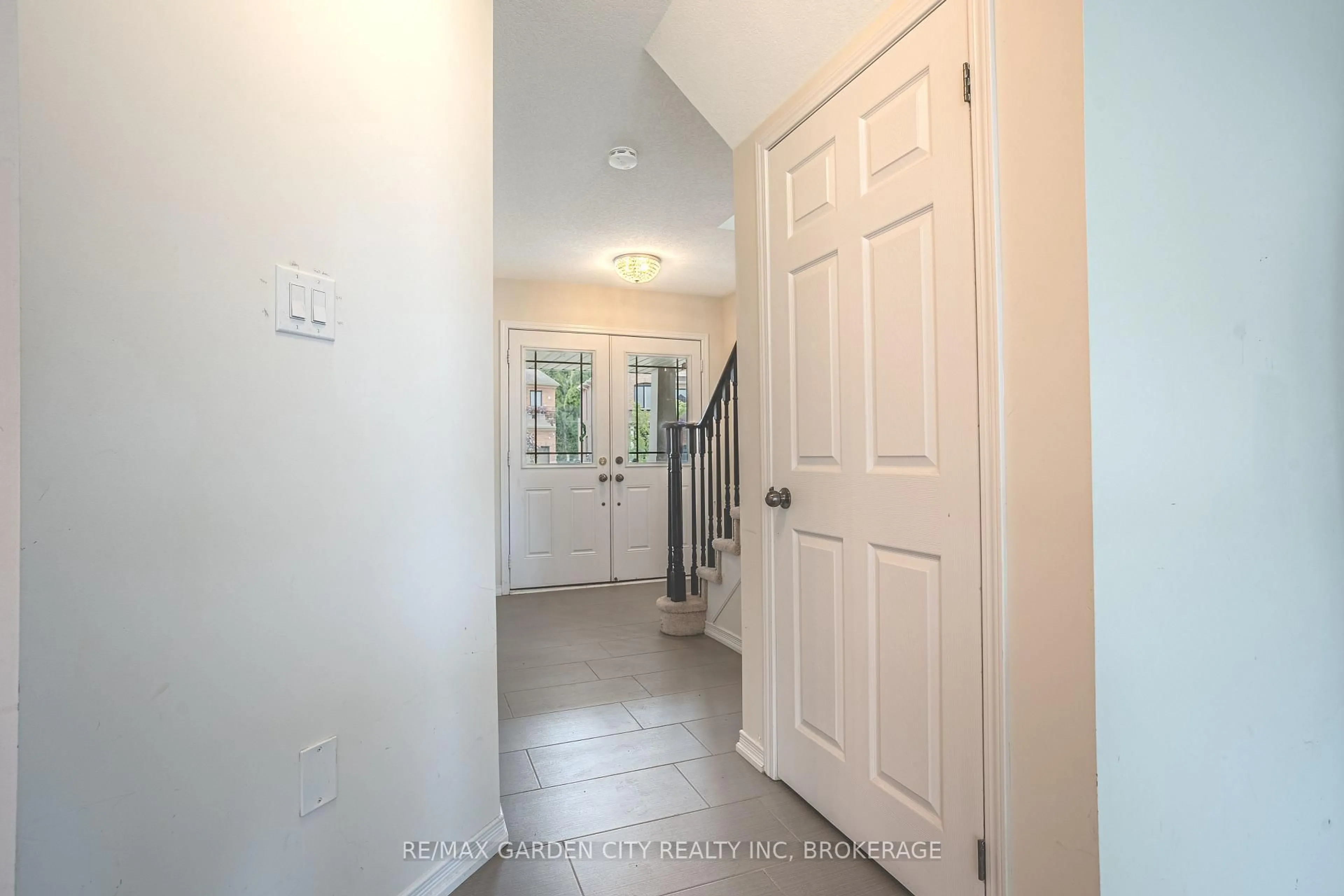 Indoor entryway for 7993 Hackberry Tr, Niagara Falls Ontario L2H 2Y6